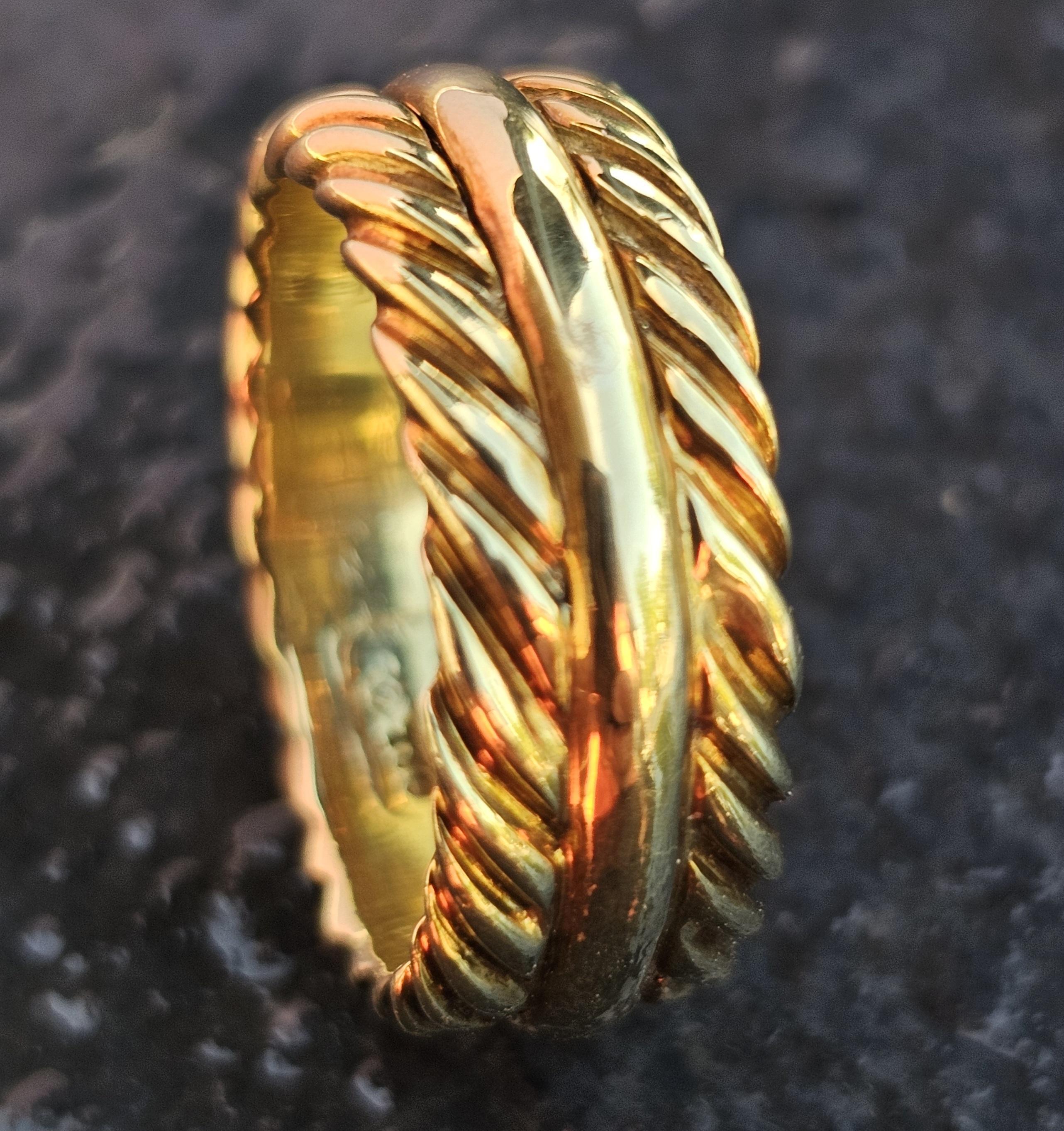 Arricchisci la tua collezione con questa fede vintage e rara di David Yurman. Realizzato in oro giallo 18 carati, l'anello presenta un caratteristico design a corda attorcigliata che trasmette raffinatezza e stile. Con una larghezza di 9,0 mm, offre