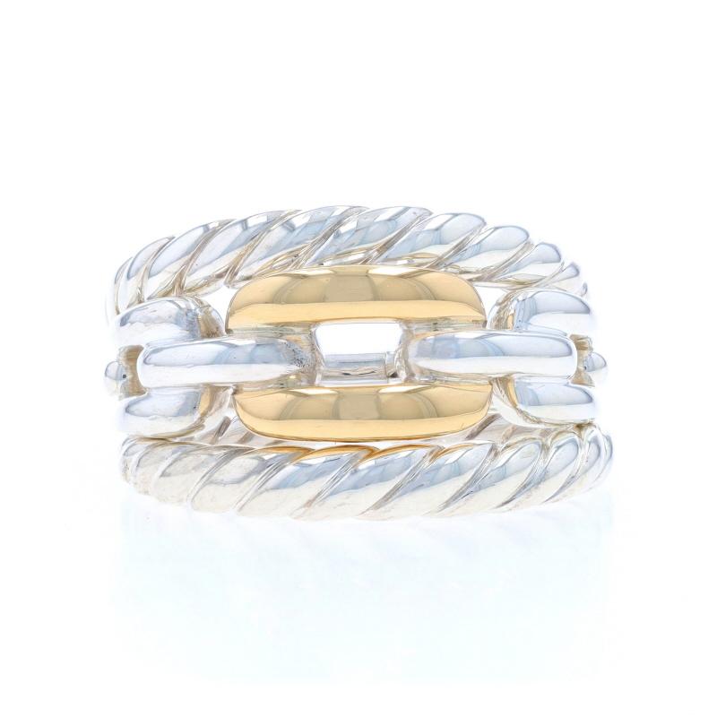 Prix de détail : 750

Taille : 7

Marque : David Yurman
Collectional : Wellesley
Design :  Maillon de chaîne 3 rangs

Contenu du métal : Argent sterling et or jaune 18k

Style : Bandeau d'affirmation
Caractéristiques : Détaillage des