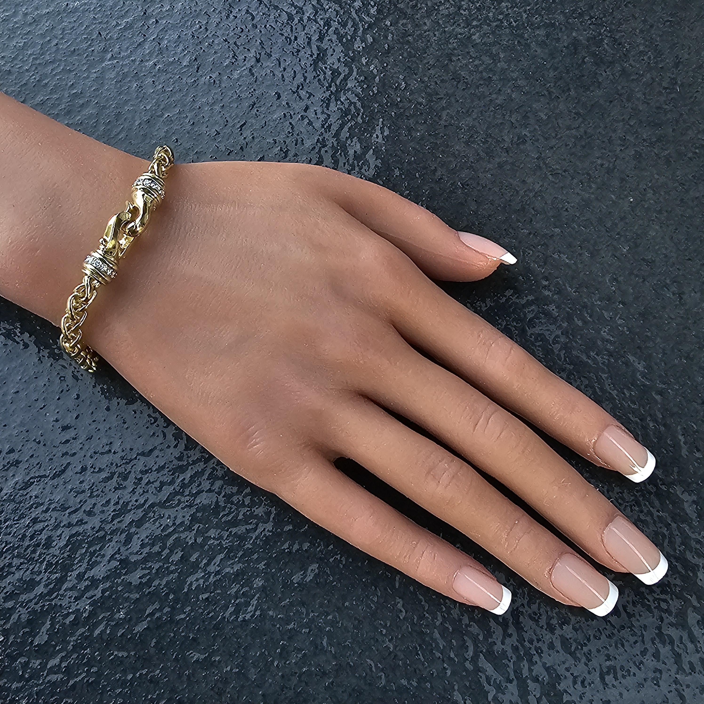 Bracciale a catena David Yurman in oro giallo 18k con diamanti.

Questo squisito bracciale mette in mostra la maestria di David Yurman. Realizzato in oro giallo 18 carati, presenta una splendida catena intrecciata. La chiusura è impreziosita da