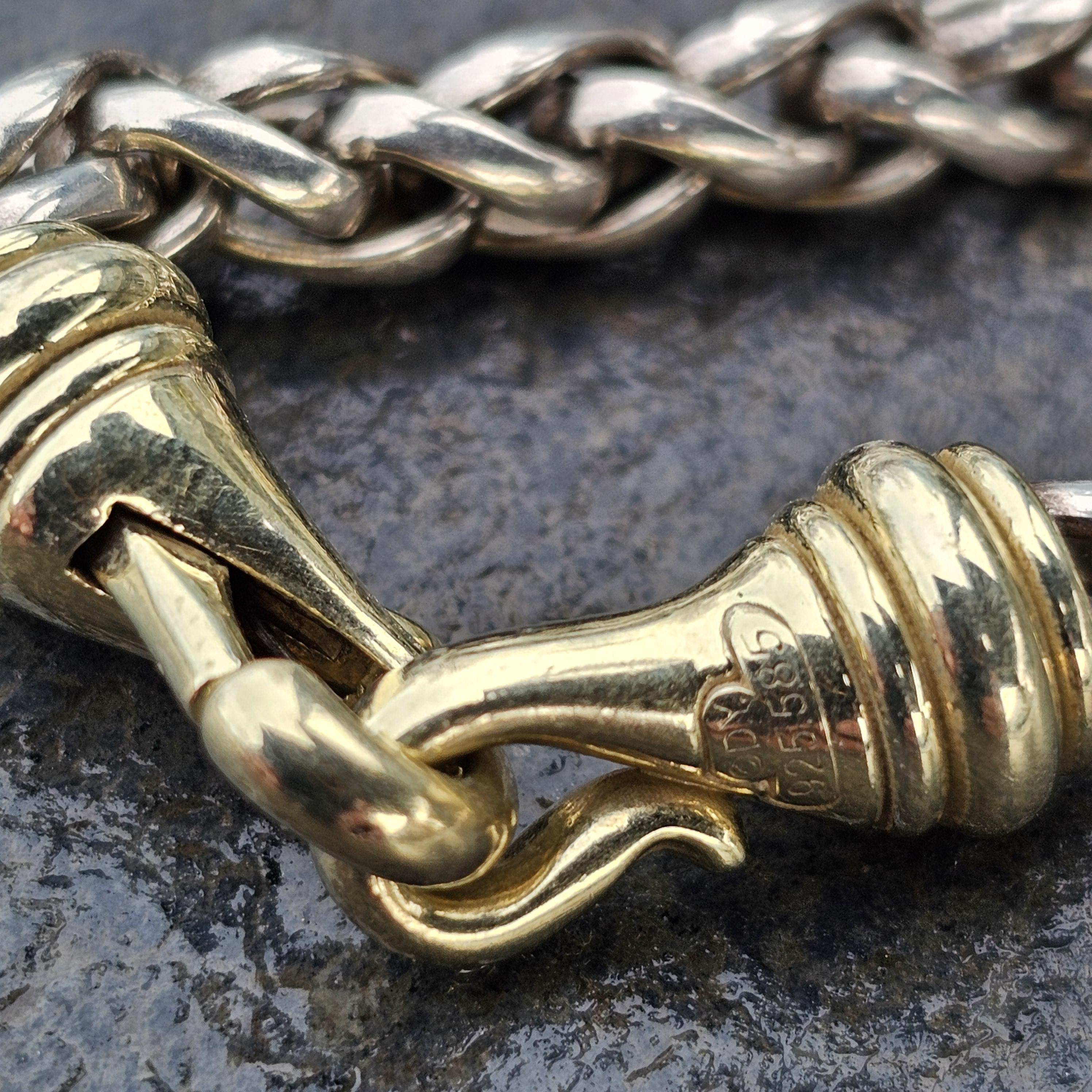 Arricchisci la tua collezione con questa splendida collana a catena di David Yurman. Realizzato in argento sterling e oro 14k, questo pezzo presenta un sofisticato design intrecciato che offre una texture lussuosa e una lucentezza brillante. La