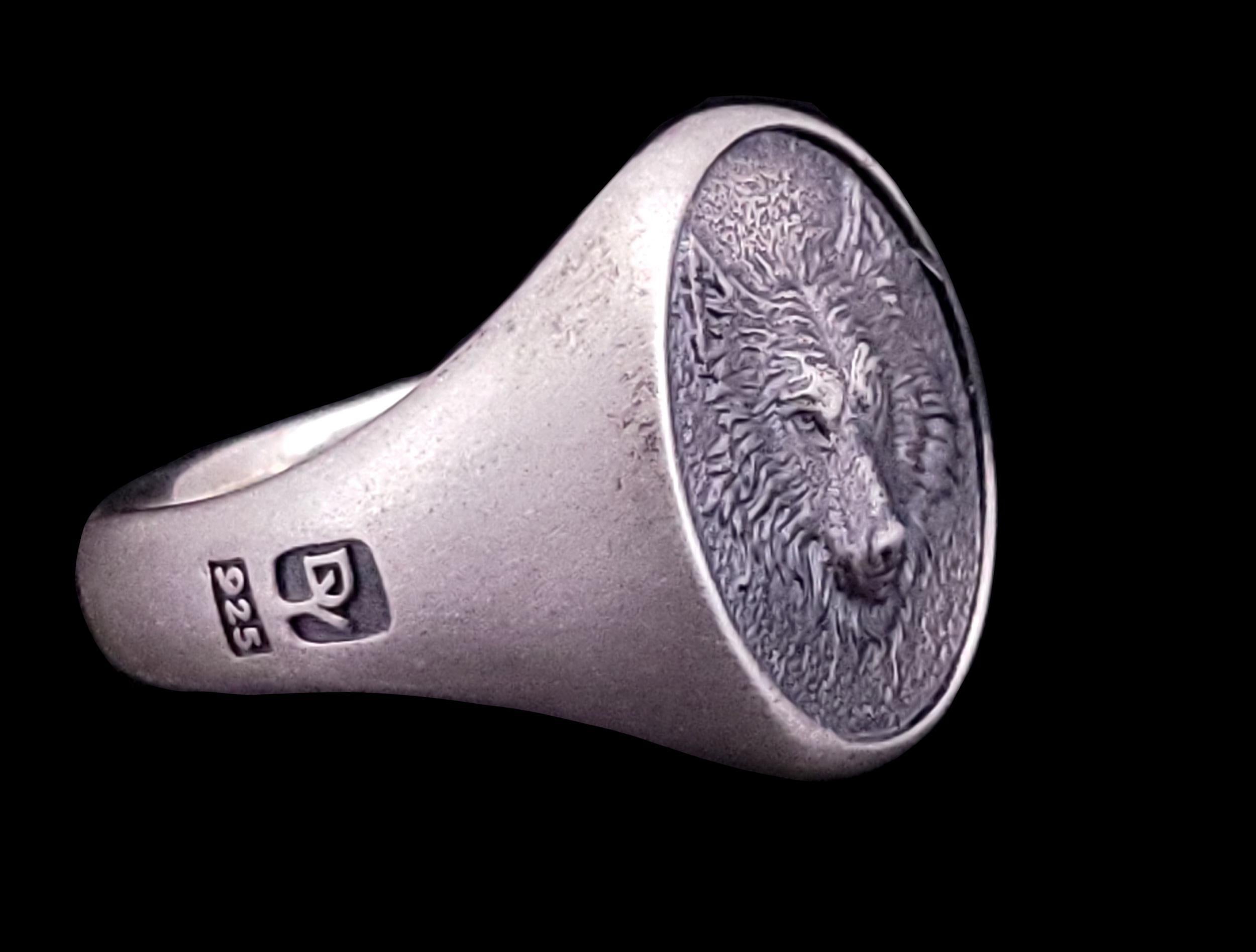 Marca David Yurman 
Material Plata de ley 925
Anillo talla 12
Dimensión de la cara del anillo 19,5 mm X 16,5 mm
Base del vástago 5,2 mm
Estado Usado, como nuevo
Bolsa D.Y. incluida