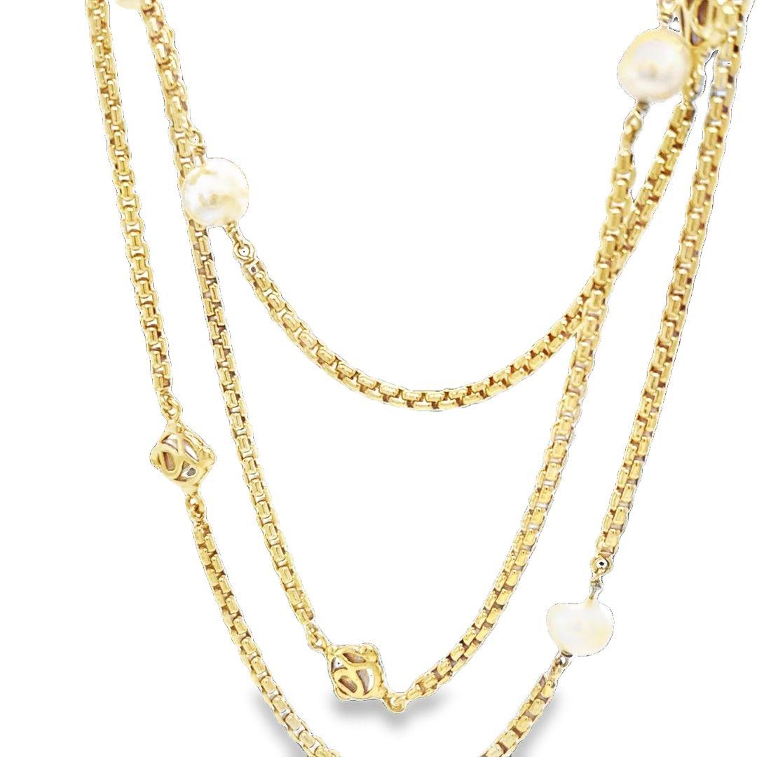 Collier de perles David Yurman en or jaune 18 carats comprenant quatre perles de culture de 8 mm sur une chaîne en forme de boîte arrondie de 32 pouces avec des stations de logo. Poids fini de 40,0 grammes avec fermoir en forme de homard. Comprend