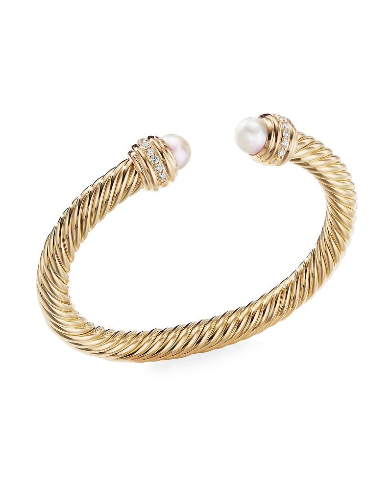 Dieses klassische Armband von David Yurman besteht aus einem Kabelgeflecht aus 18 Karat Gelbgold mit natürlich gefärbten Süßwasser-Zuchtperlen und Endkappen mit weißen Diamanten mit einem Gesamtkaratgewicht von 0,41. Dies ist eine mittlere Größe und