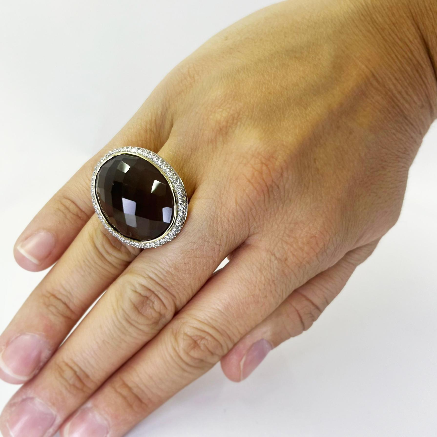 Bague cocktail en or jaune 18 carats David Yurman présentant un quartz fumé ovale taillé en damier entouré de deux rangées de 110 diamants ronds de pureté SI et de couleur G/H totalisant environ 1,00 carat. Doigt taille 6. Comprend un service de