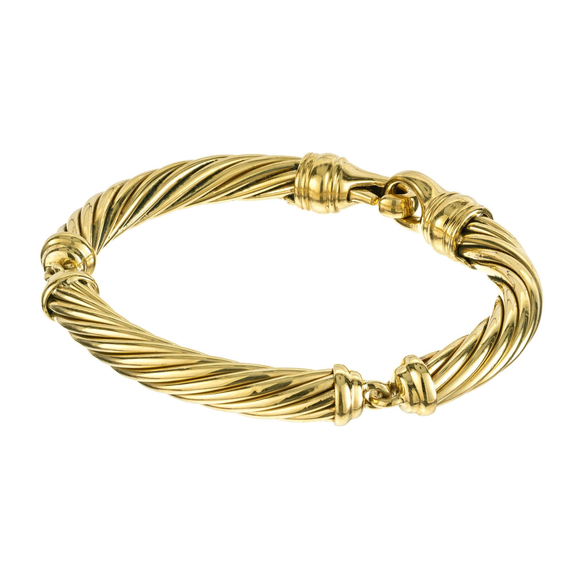 David Yurman Signatur Kabel Design 18k Gelbgold Gliederarmband. Dieses Modell im Ruhestand besteht aus einem 7 mm breiten verdrillten Kabel in drei Abschnitten. David Yurman kreierte sein kultiges Kabelarmband erstmals 1982. Eine gedrehte Spirale,