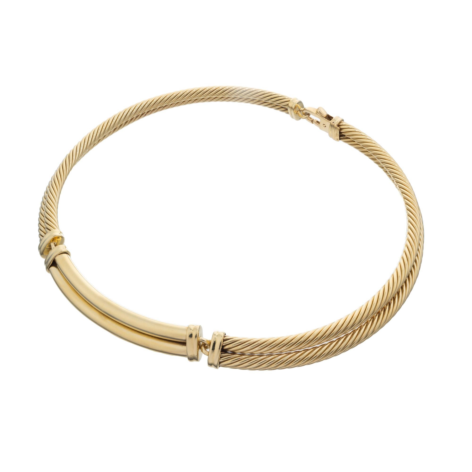 Diese zweireihige David Yurman Gelbgold Halskette mit gedrehtem Kabel ist ein atemberaubendes Stück, das mühelos Eleganz mit Modernität verbindet. Diese Halskette aus 18 Karat Gelbgold zeichnet sich durch ein einzigartiges, gedrehtes Kabelmuster