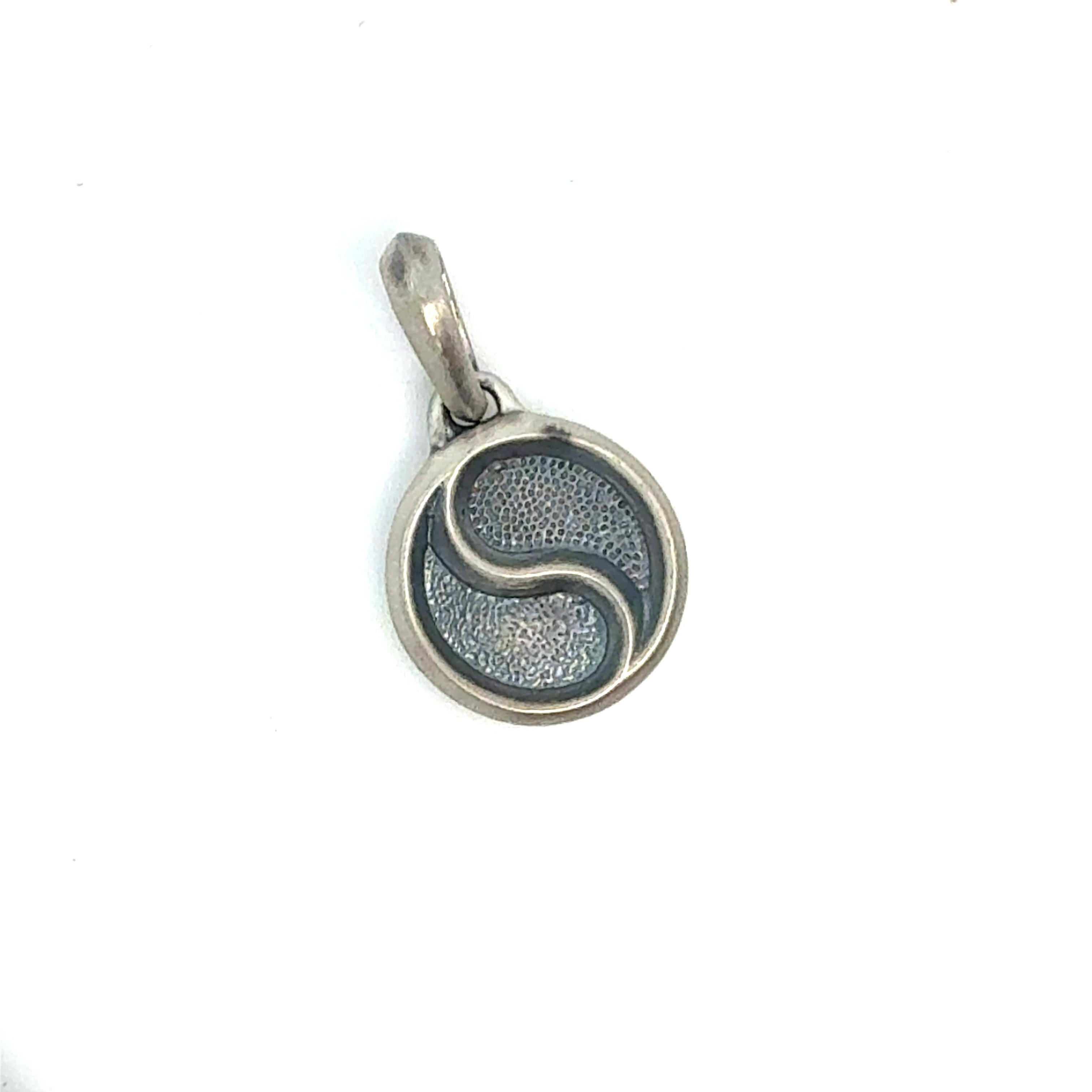 Authentique David Yurman Amulette Ying et Yang Argent Sterling Estate DY572

Prix de détail : 495,00

VENDEUR DE CONFIANCE DEPUIS 2002

VEUILLEZ VOIR NOS CENTAINES DE COMMENTAIRES POSITIFS DE NOS CLIENTS !

LIVRAISON GRATUITE

Cette élégante