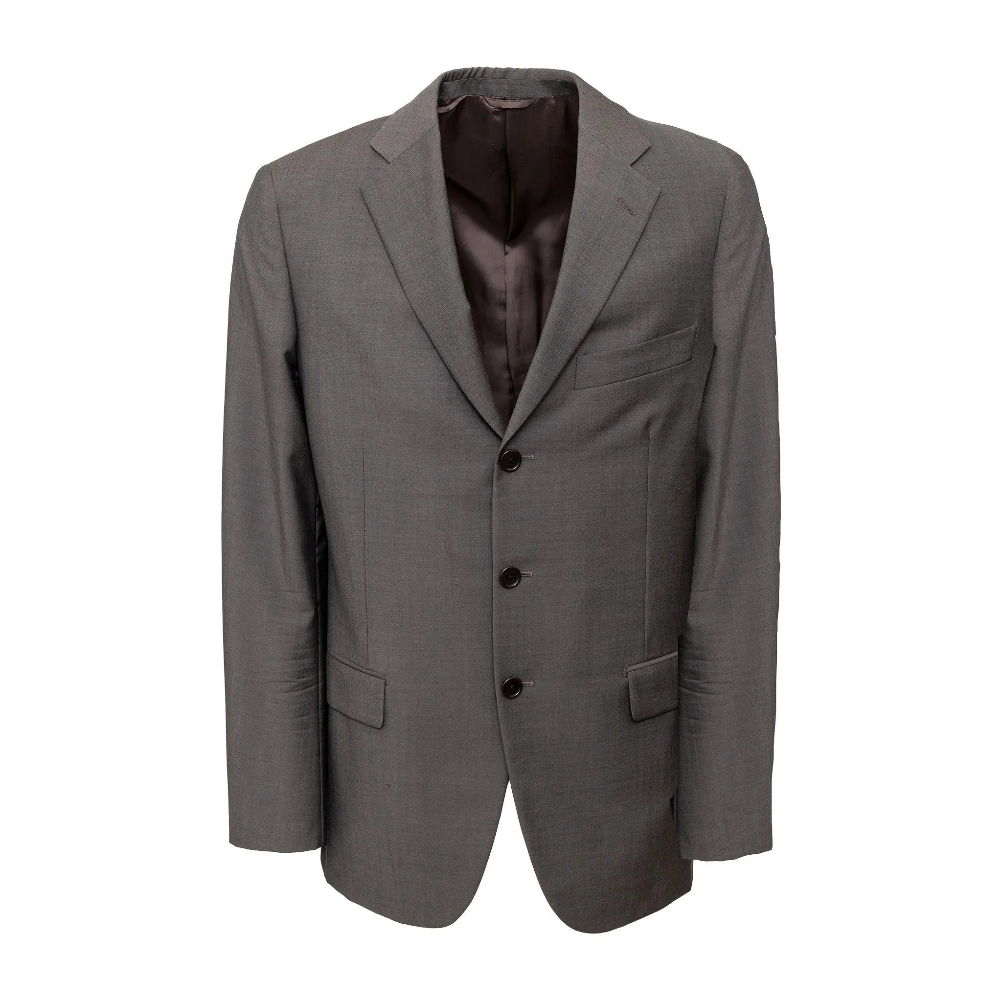 Abito sartoriale di DAVIDE CENCI in grigio kaki scuro, realizzato in un pregiato misto lana e mohair. Giacca a 3 bottoni e pantaloni regular fit per uno stile classico. 
 Osservazioni: il tessuto presenta alcune piccole imperfezioni. 
 Materiale:
