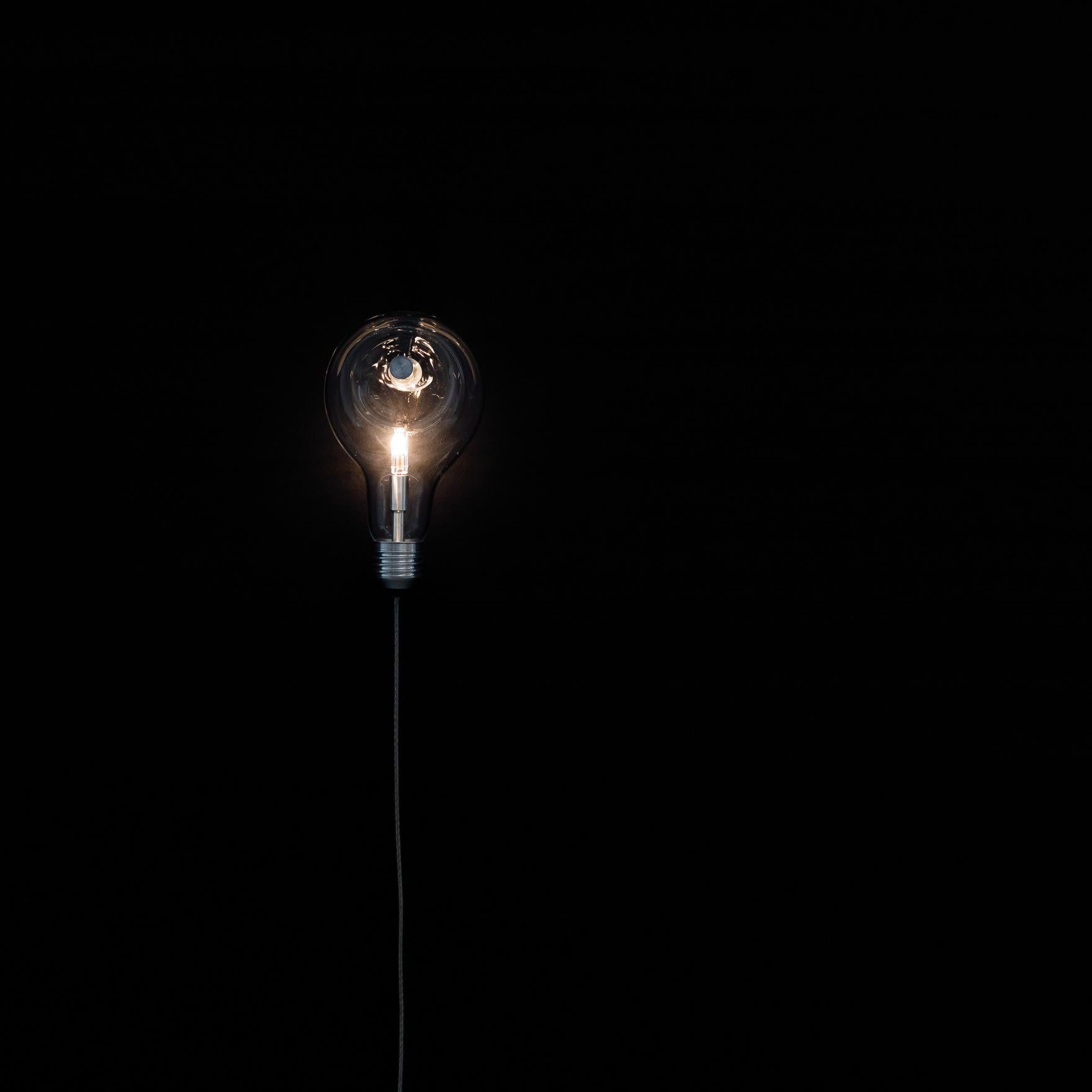 A gestural project, full of irony and nostalgia.
Therefore, among a thousand stories, prohibitions, absurd technical rules,
we have reached the end. The end of the incandescent bulb.
Edison’s Nightmare is a salute to Edison’s light bulb*
, a dream