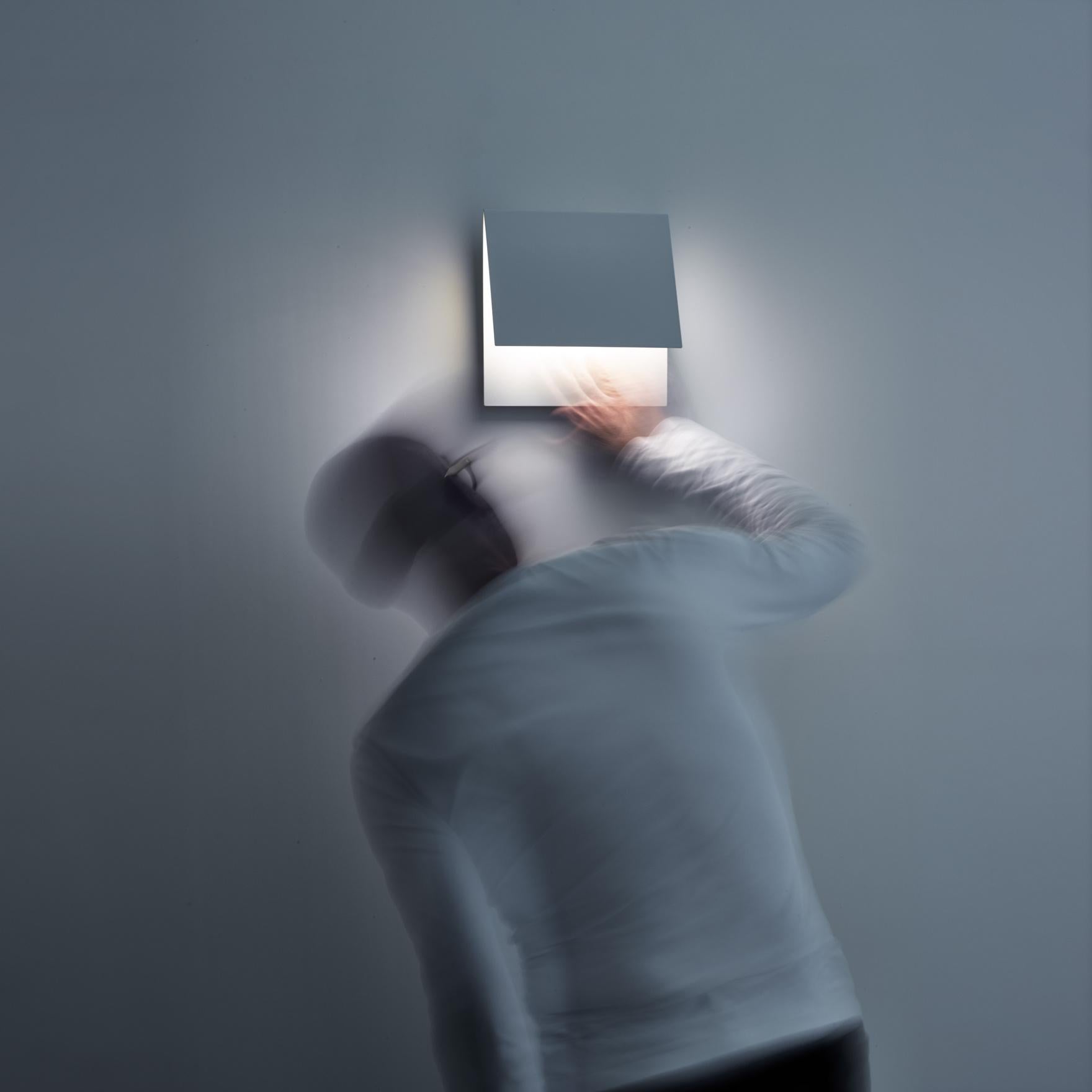 Un progetto di illuminazione indiretta a parete.
La sorgente luminosa rimane invisibile mentre la luce esce morbida.
dal diffusore in metallo, creando un'atmosfera delicata.

20W
120V - 60Hz
2700K - 397lm / 3000K - 415lm
CRI >80
Driver