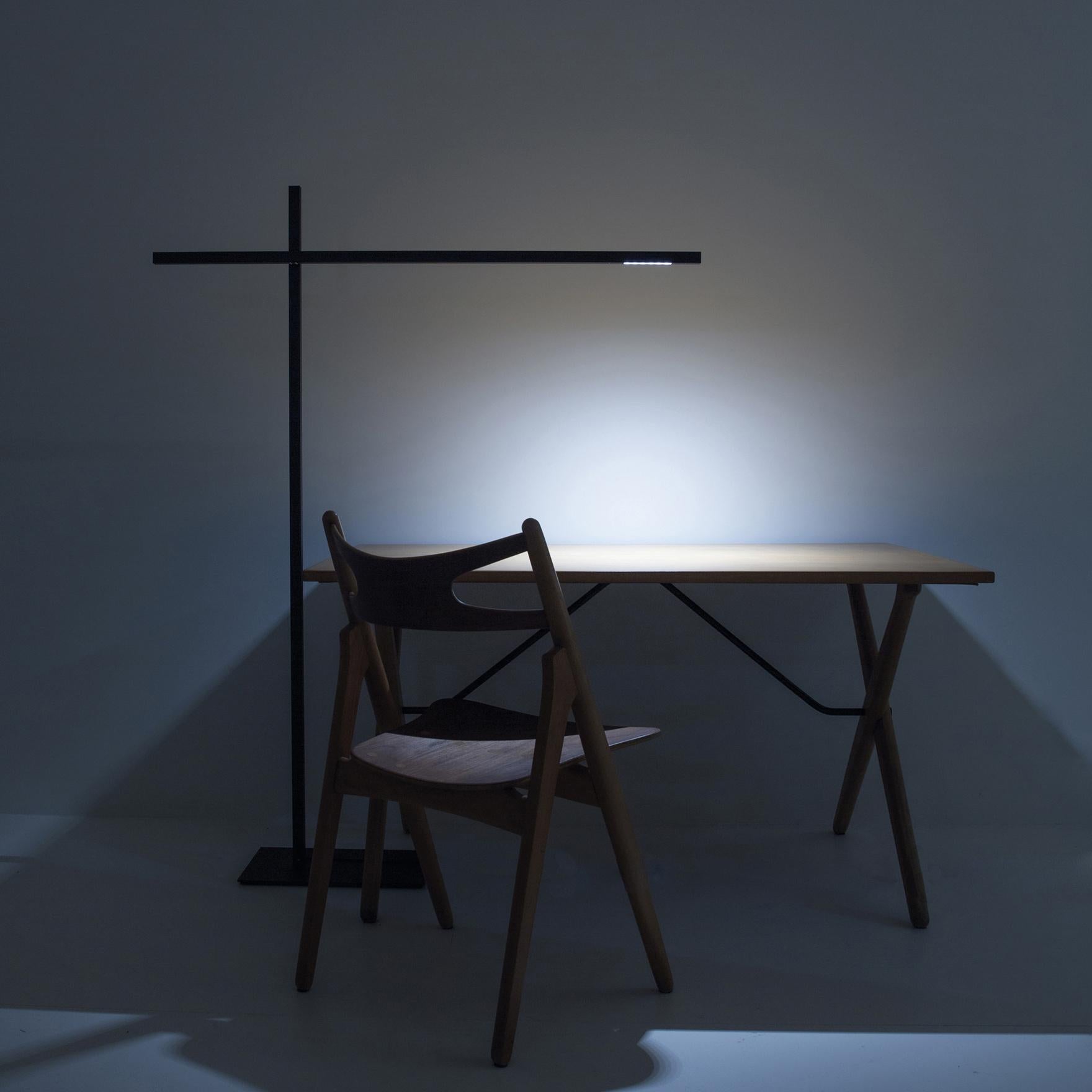 A floor lamp conceived to provide direct light in a simple and flexible manner.
Its principle component is the pivot point between two “chopsticks” (Hashi)
that serve as light sources which, positioned in different ways, create a strong, graphic