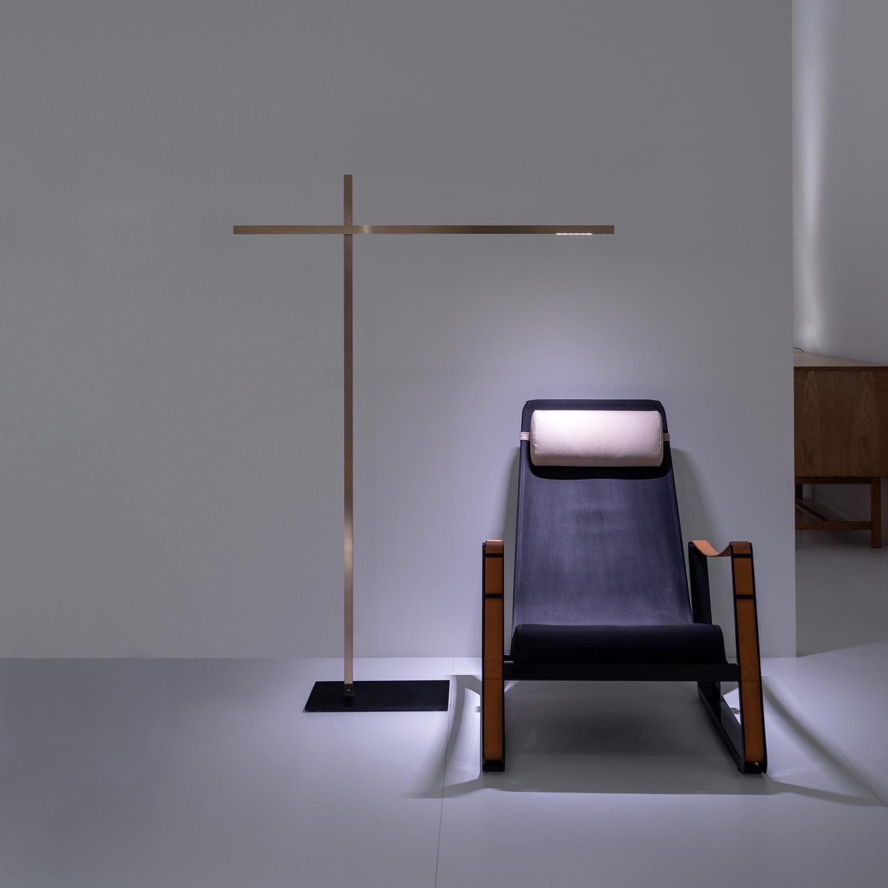 A floor lamp conceived to provide direct light in a simple and flexible manner.
Its principle component is the pivot point between two “chopsticks” (Hashi)
that serve as light sources which, positioned in different ways, create a strong, graphic