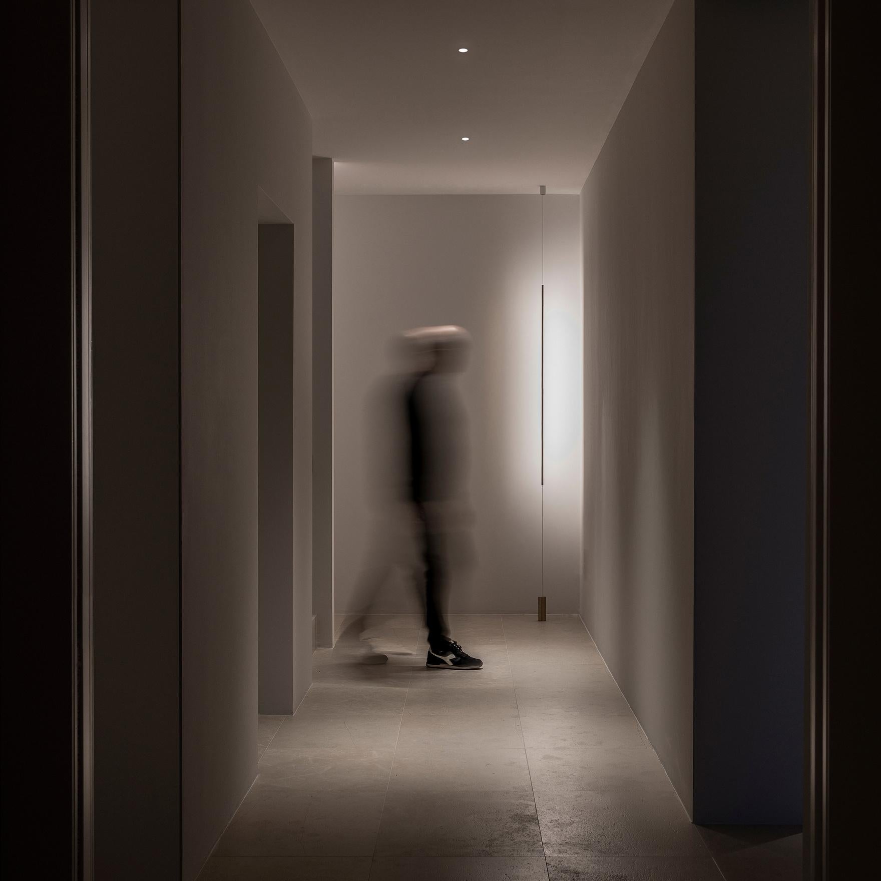 Eine Hommage an Alberto Giacometti und an seine dünnen Kollegen...
Eine Lampe zur Beleuchtung von Bildern, die mit einer normalen Steckdose betrieben wird.
Die Lampe hat ein verstellbares Licht und kann ausgerichtet werden.
Der Lampenbereich ist auf