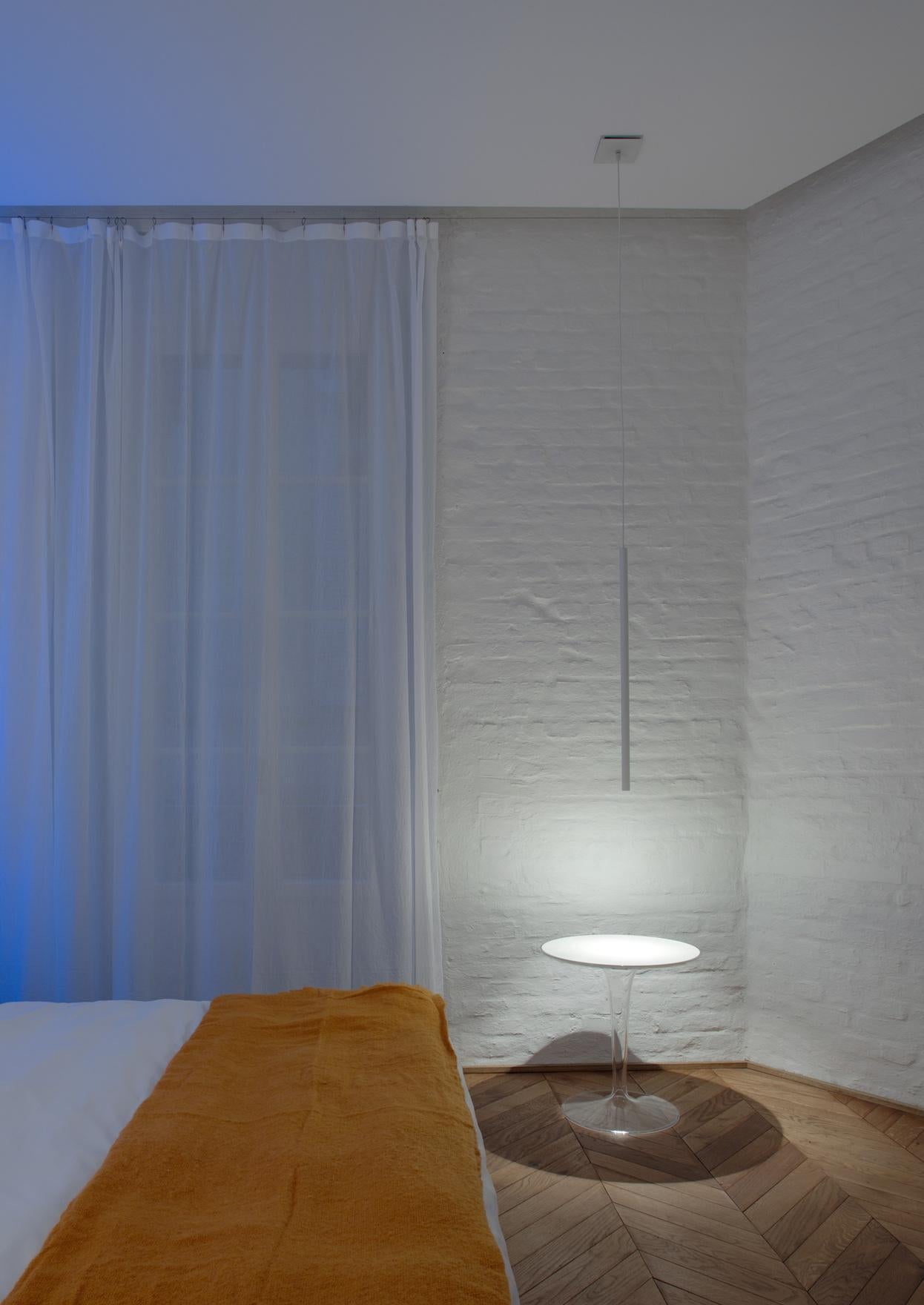 Così sottile ed essenziale...
Il concetto fondamentale di questo progetto è il minimalismo.
Un piccolo tubo che illumina il tavolo con meraviglia.
Un vero e proprio progetto duale: segno e luce.
Luminaire progettato per essere alimentato dal sistema