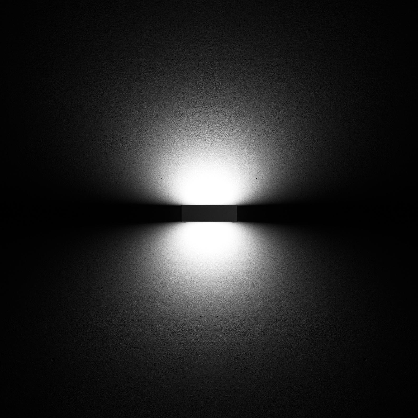 Le Luminaire est une forme pure, un simple contenant pour la source lumineuse.
La lumière est intégrée à l'espace et devient un élément architectural.

Disponible en différentes options : Blanc mat, Noir mat, Chrome brossé, Chrome poli.

Finition :