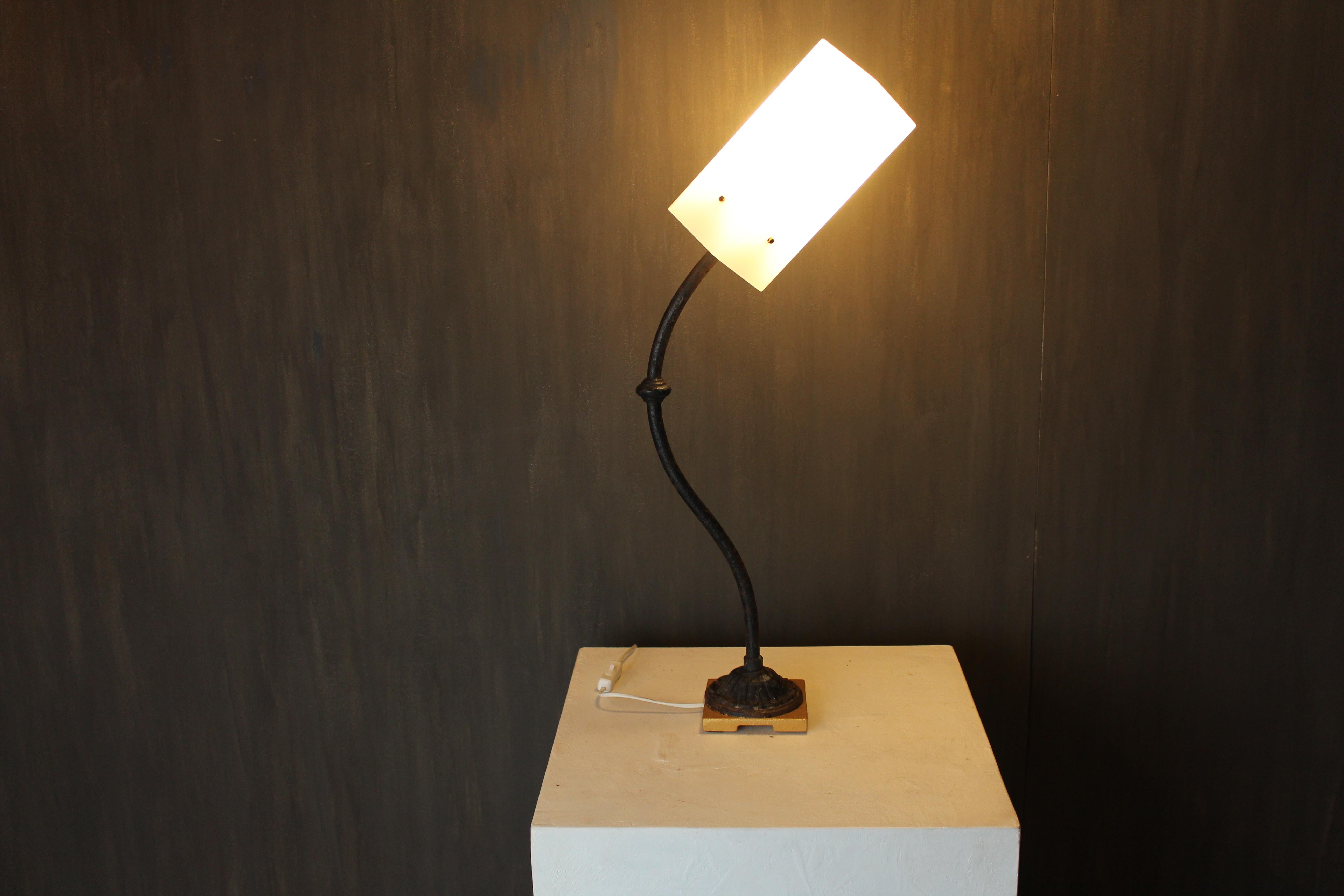 Une lampe de table unique fabriquée à la main par l'artiste italien Davide Moretto, combinant une base en fonte antique avec un diffuseur minimaliste en verre opalin.

Cette pièce reflète l'exploration continue par Moretto du contraste entre les