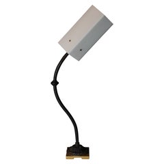 Davide Moretto Lámpara de sobremesa "Braida" de hierro fundido y cristal opalino de Murano, Italia Davide Moretto Lámpara de sobremesa "Braida" de hierro fundido y cristal opalino de Murano, Italia