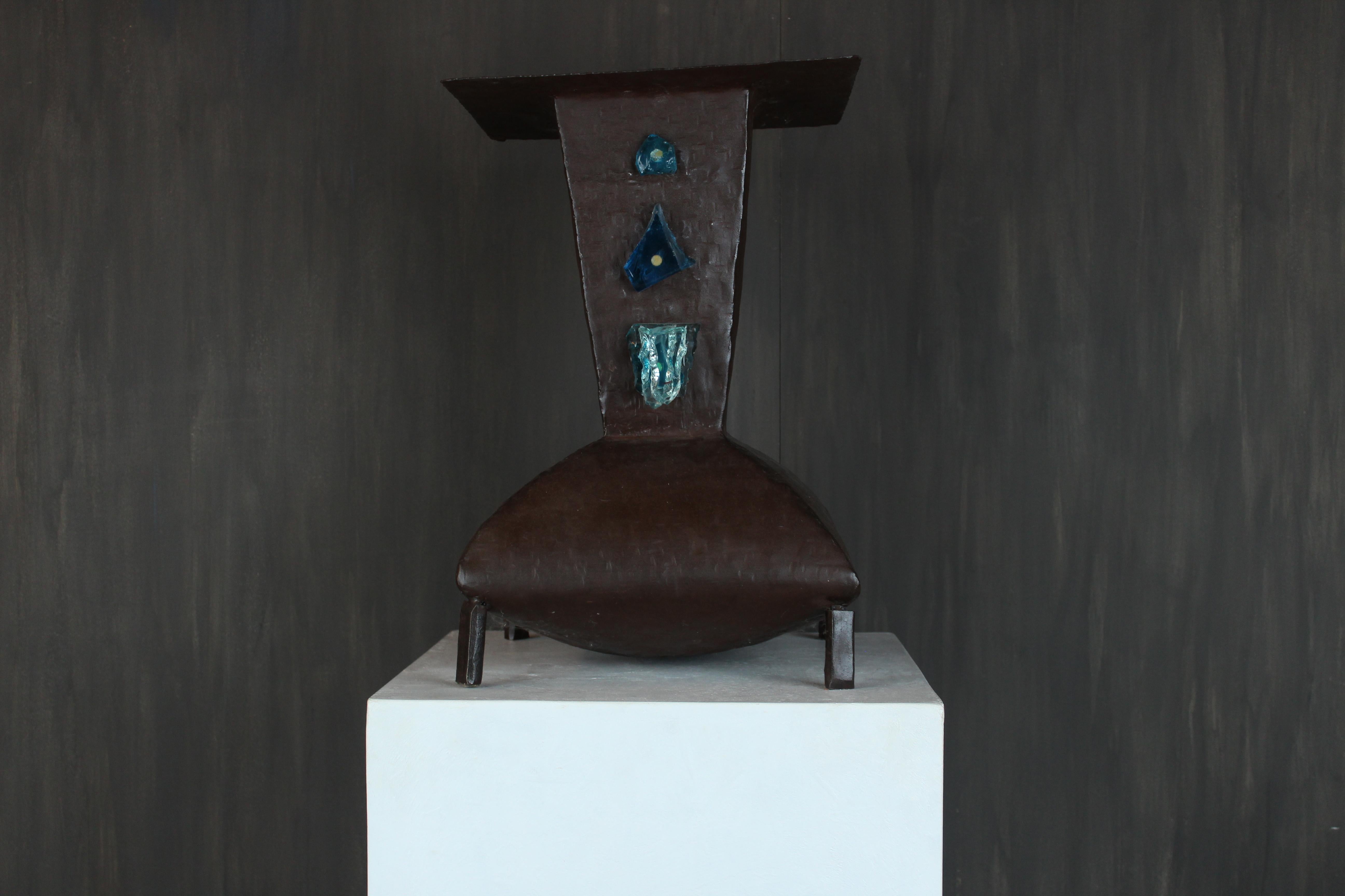 Una scultura funzionale unica dell'artista italiano David Moretto, meticolosamente realizzata a mano in acciaio Steele e incastonata con frammenti di vetro di Murano colorato. L'opera rappresenta la continua esplorazione dell'artista della dualità