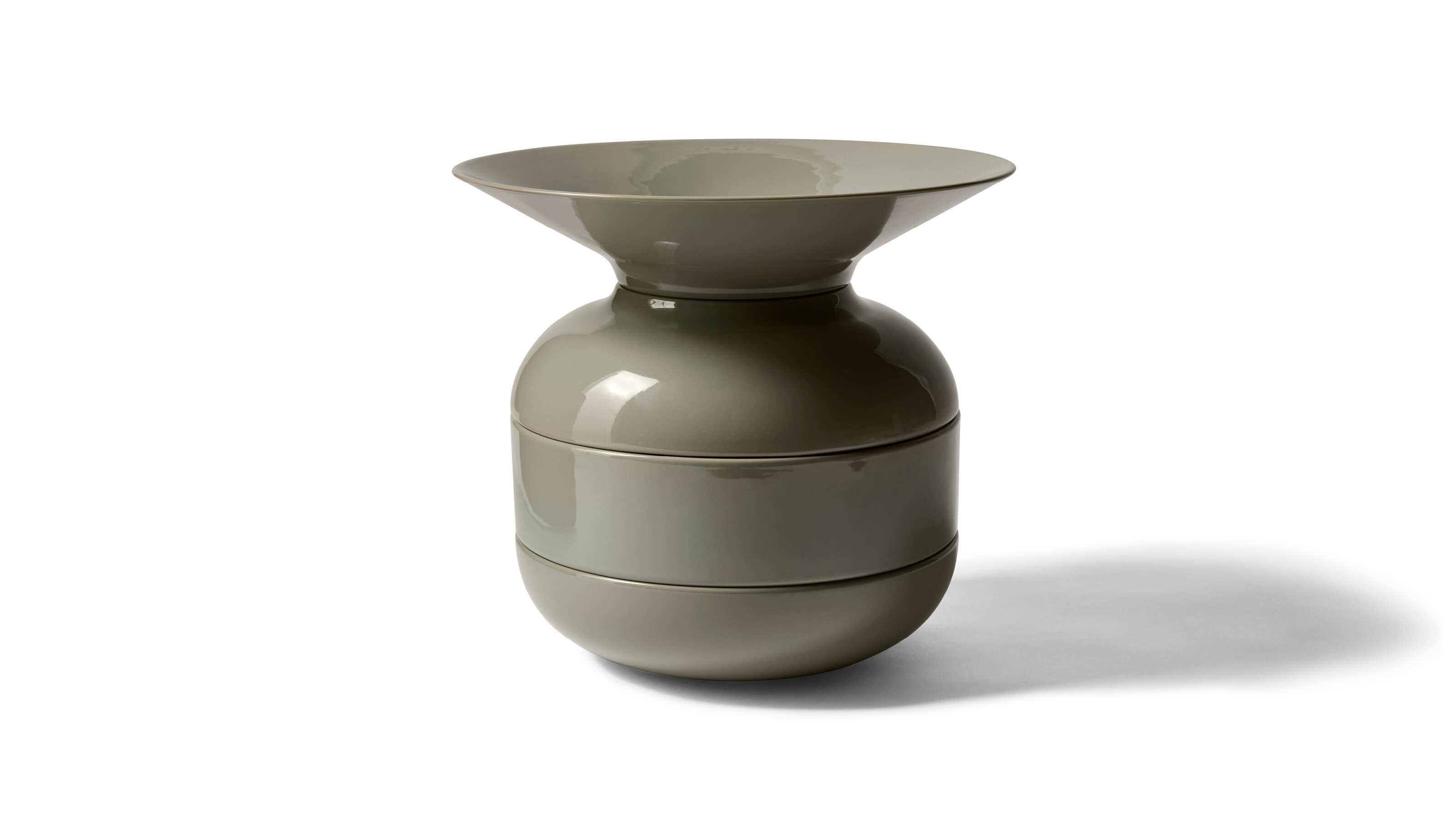 Davide Oldani Attila Veres Torrecotta  For Cassina 

The result of a collaboration between chef Davide Oldani and designer Attila Veress, Torrecotta Vase, part of the modular system, is a bowl that can be used in different ways, ideal as a storage
