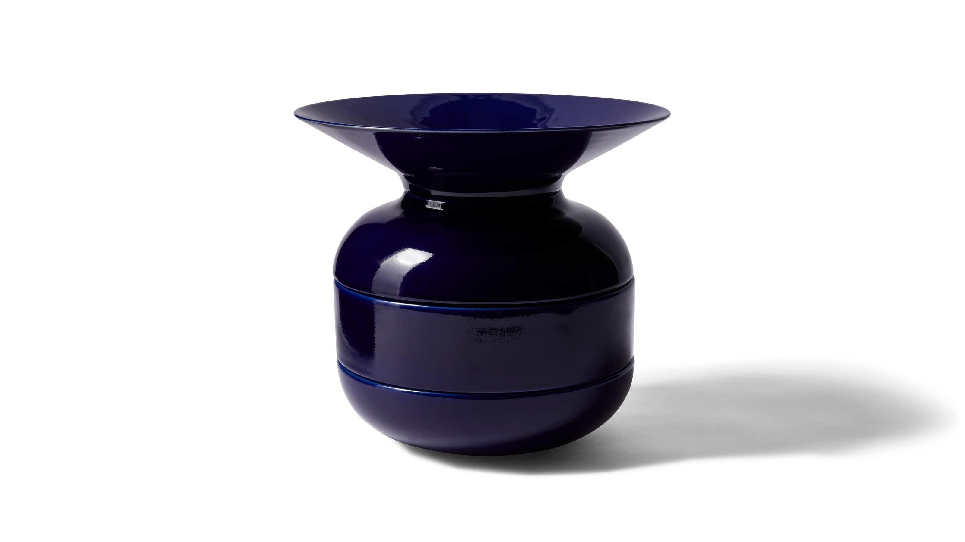 Davide Oldani Attila Veres Torrecotta  For Cassina 

The result of a collaboration between chef Davide Oldani and designer Attila Veress, Torrecotta Vase, part of the modular system, is a bowl that can be used in different ways, ideal as a storage