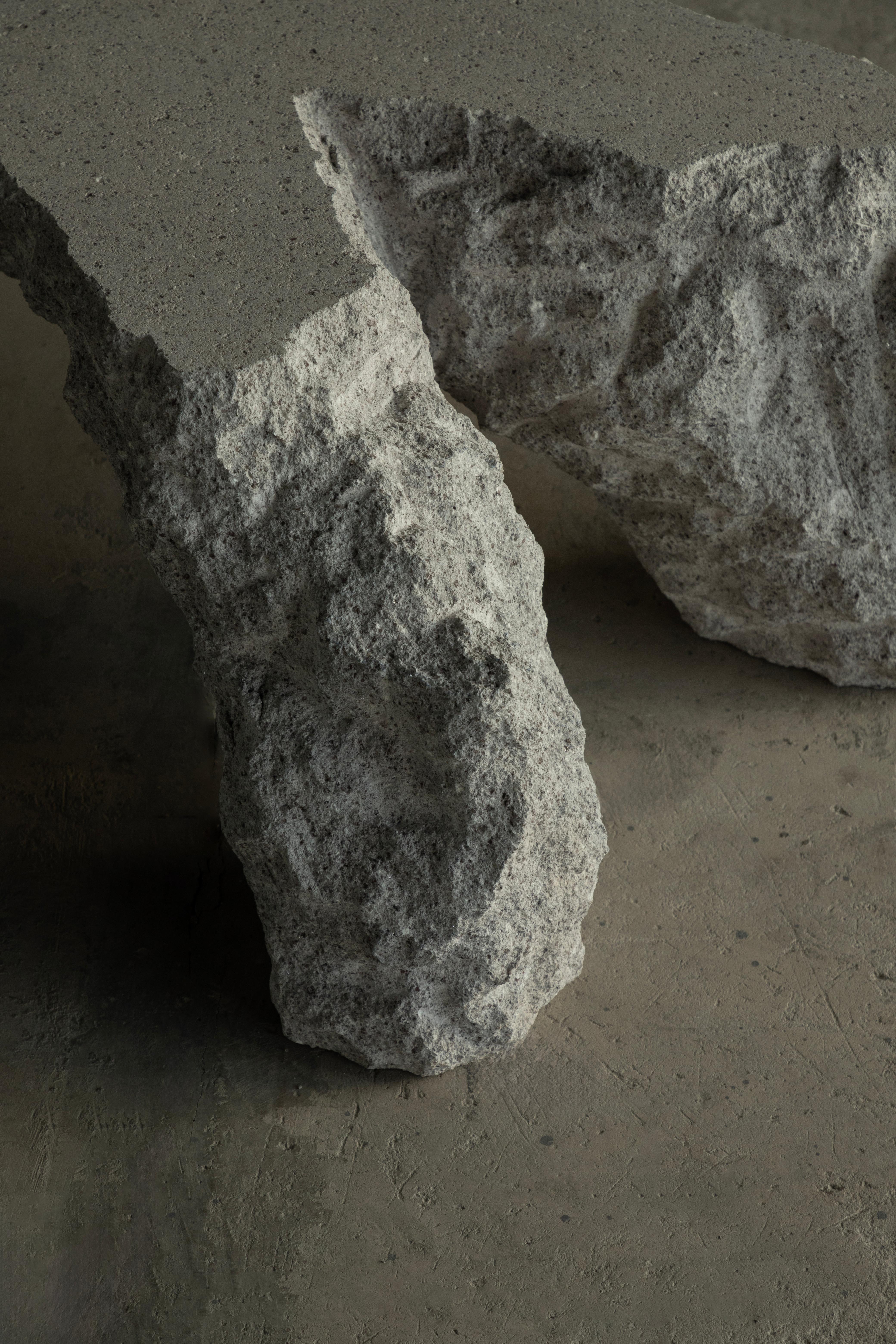 Bordes irregulares y superficie texturizada Mesa baja de piedra gris de Andres Monnier Posmoderno en venta