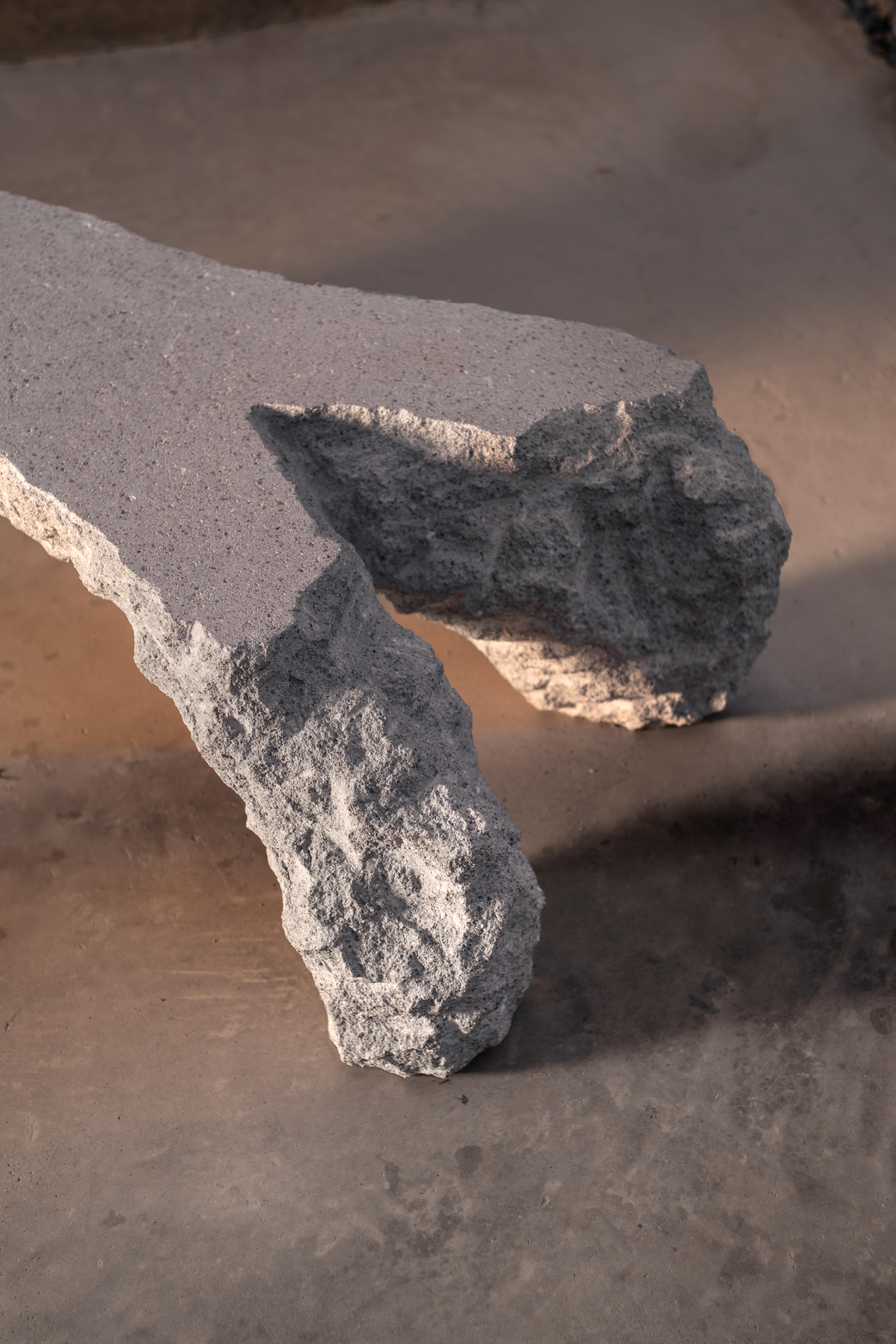 Bordes irregulares y superficie texturizada Mesa baja de piedra gris de Andres Monnier Mexicano en venta