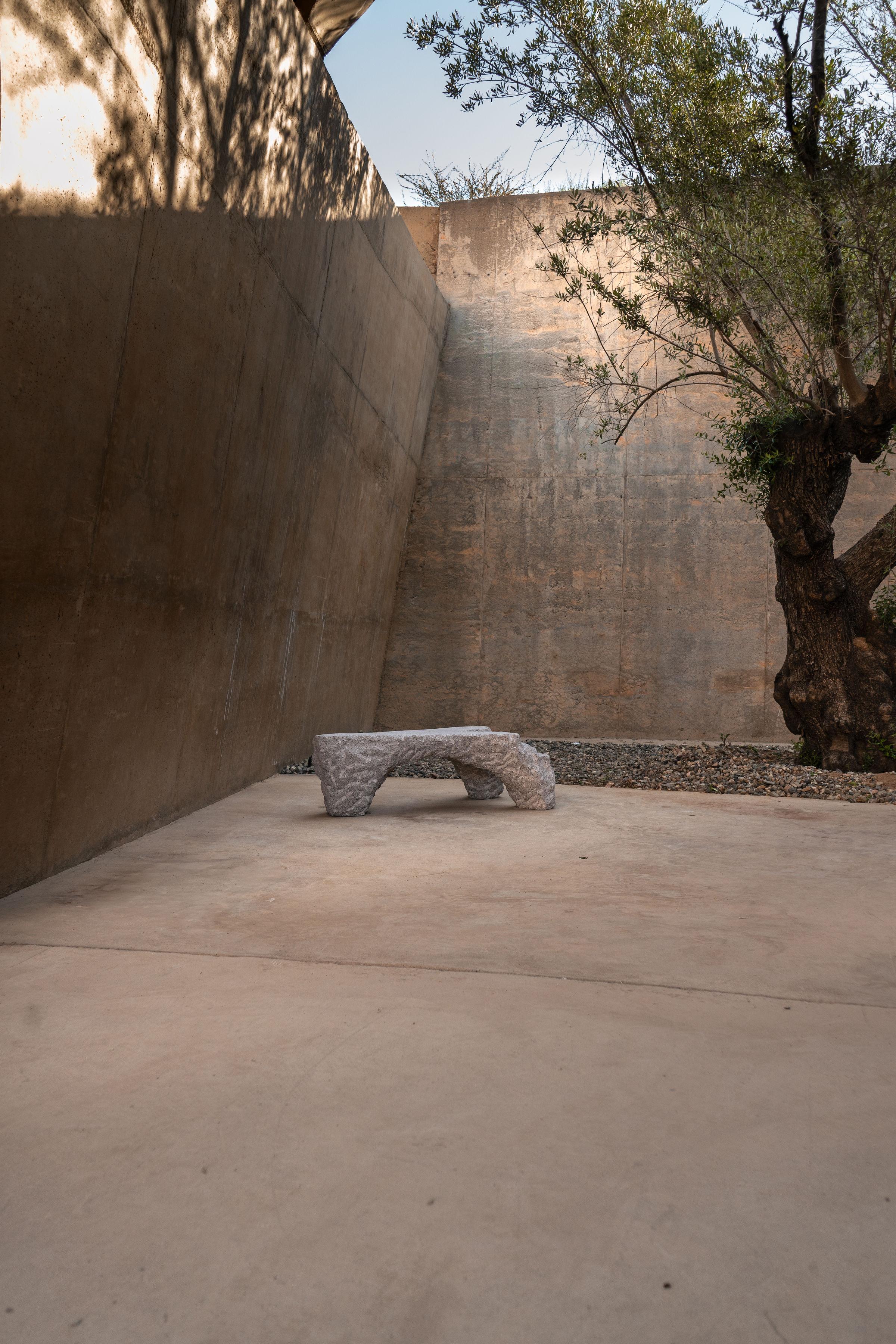 Bordes irregulares y superficie texturizada Mesa baja de piedra gris de Andres Monnier Otro en venta