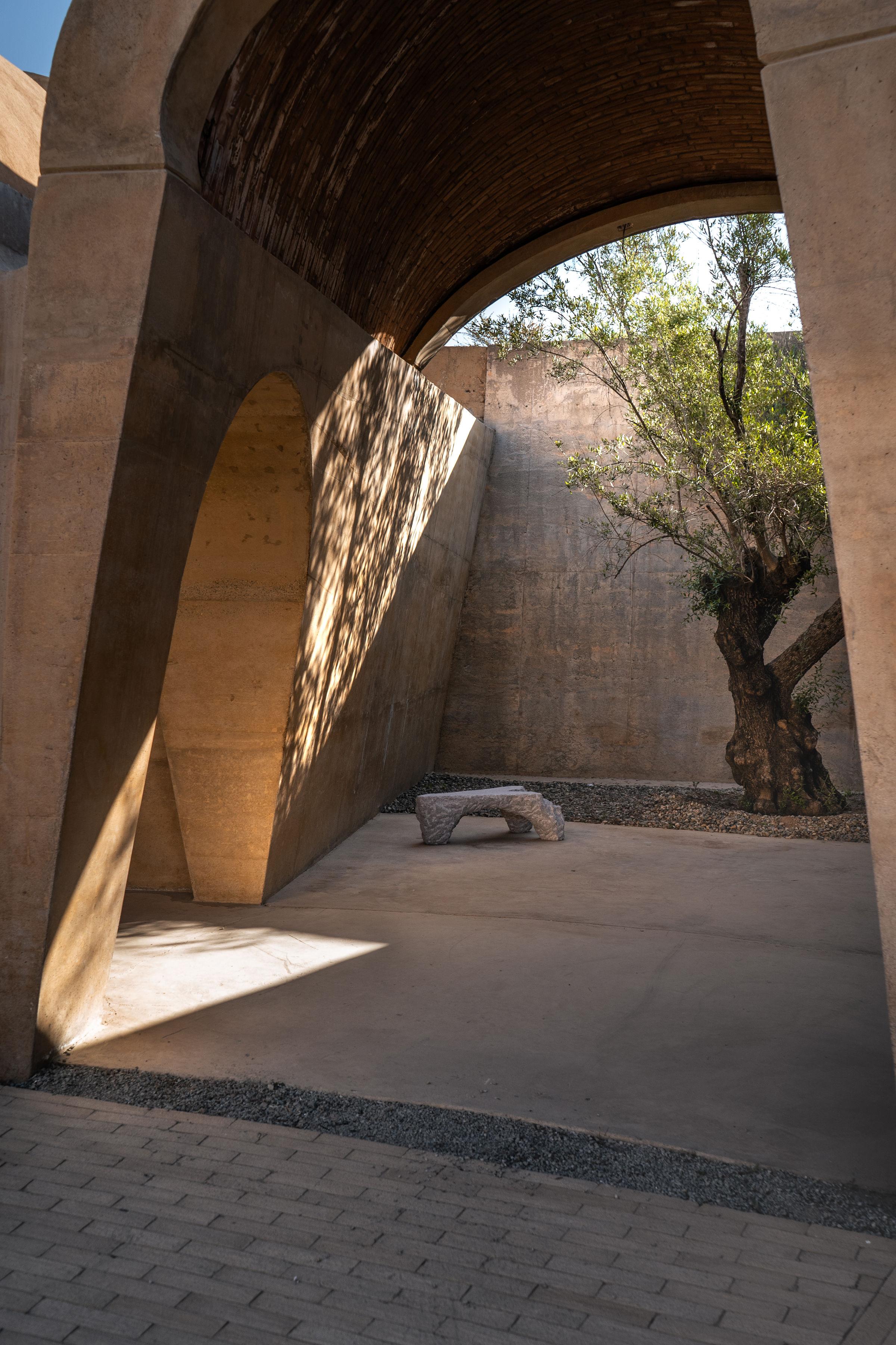Bordes irregulares y superficie texturizada Mesa baja de piedra gris de Andres Monnier en Nuevo estado para la venta en Geneve, CH