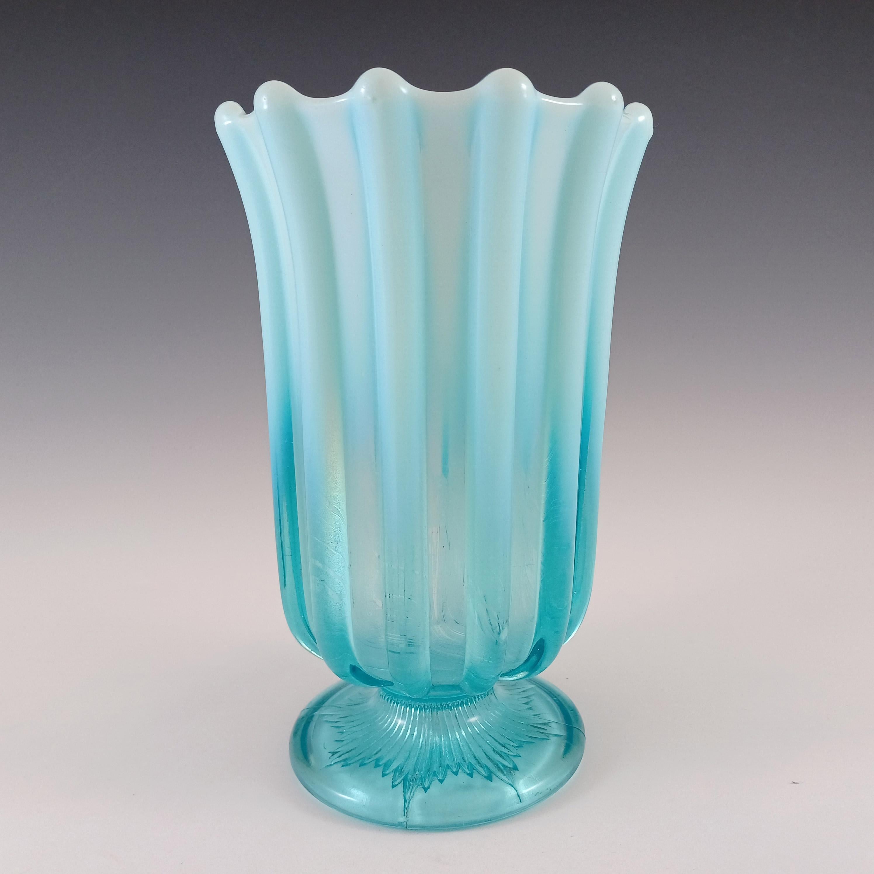 Un meraviglioso vaso vittoriano in vetro blu con sezione superiore a perle bianche. Prodotto dall'azienda britannica Davidson intorno al 1900, parte della gamma Blue Pearline, il nome del modello è 