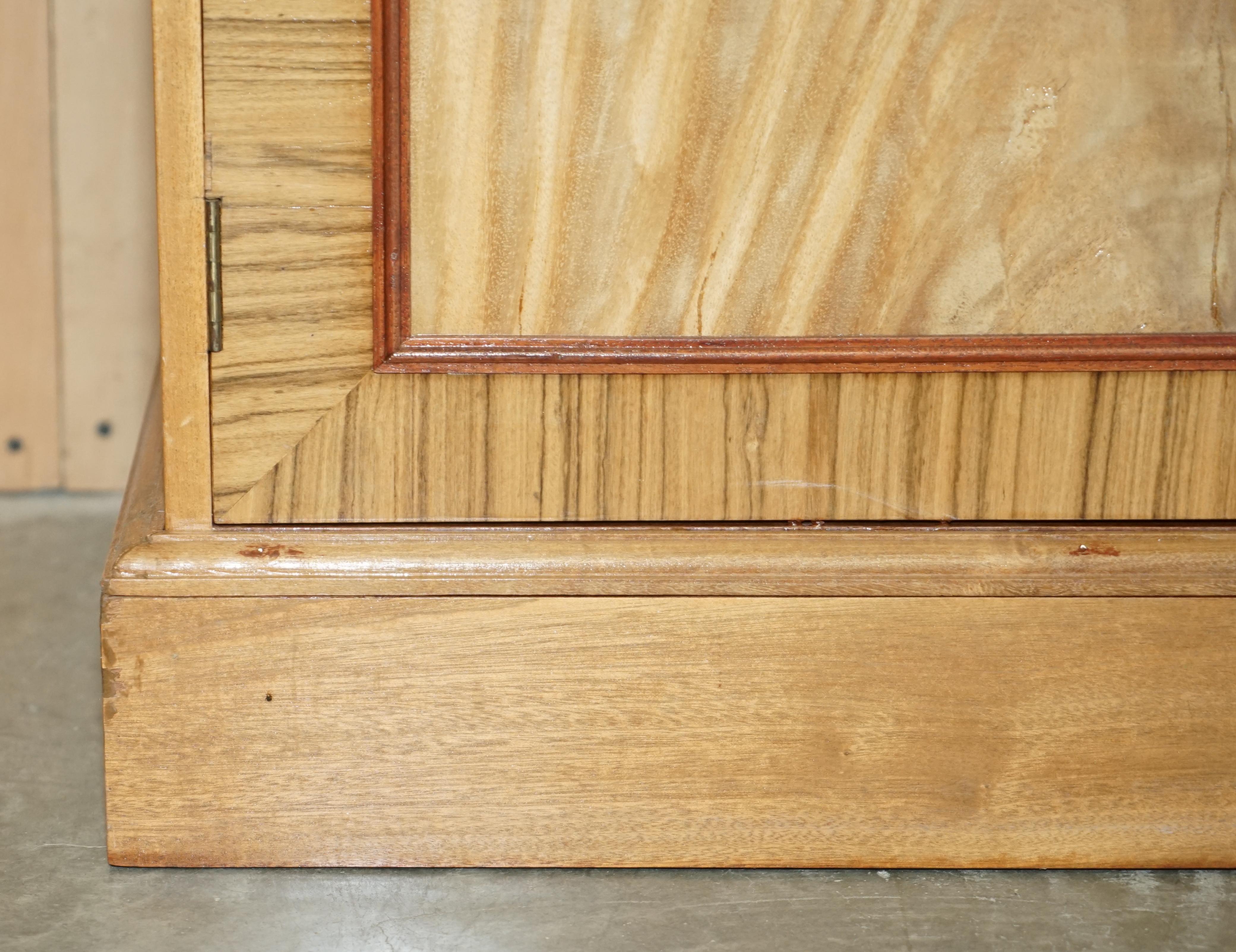 LIBRERIA DAVIND LINLEY STYLE SATiNWOOD in legno di noce e legno duro in vendita 2