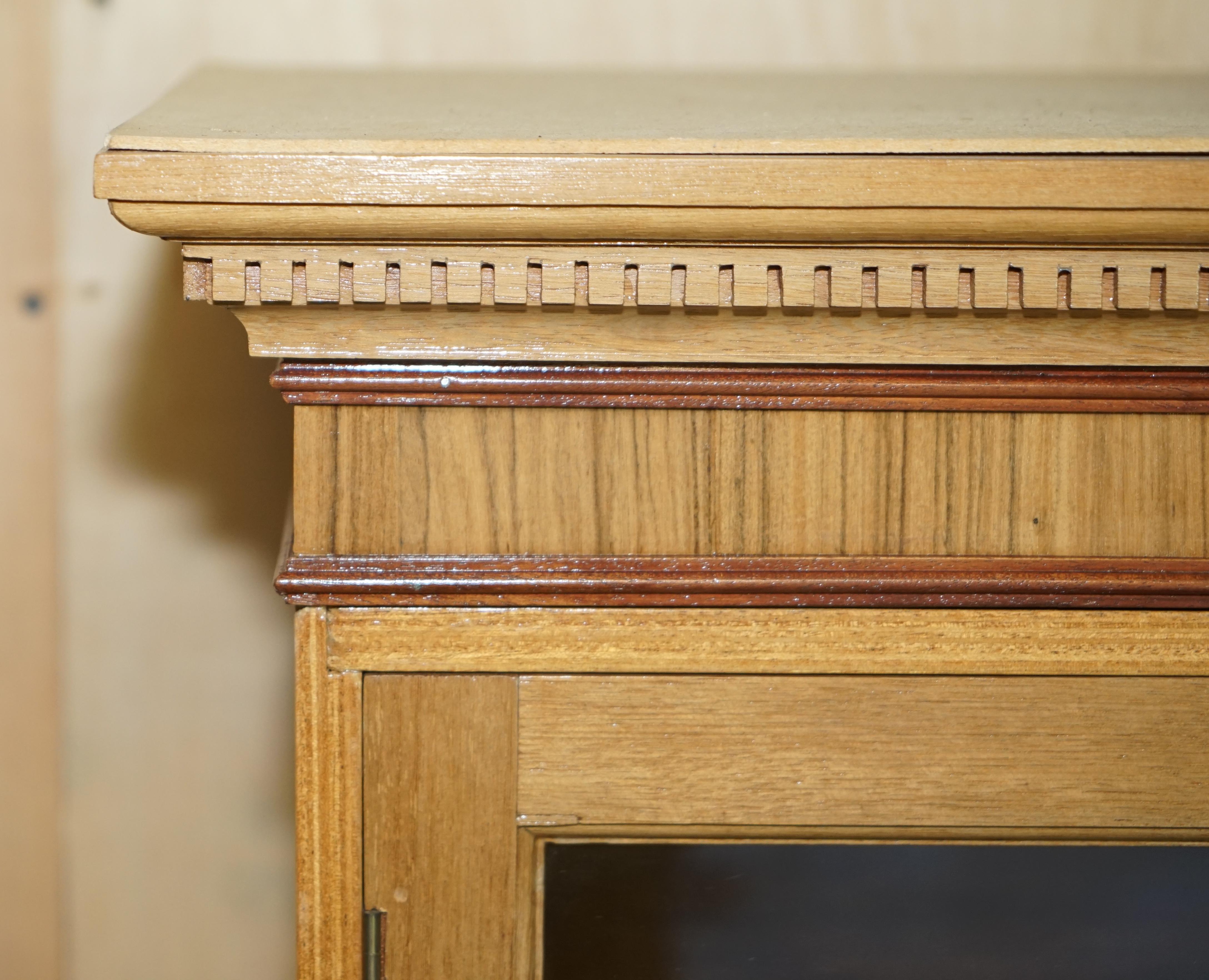 Inglese LIBRERIA DAVIND LINLEY STYLE SATiNWOOD in legno di noce e legno duro in vendita