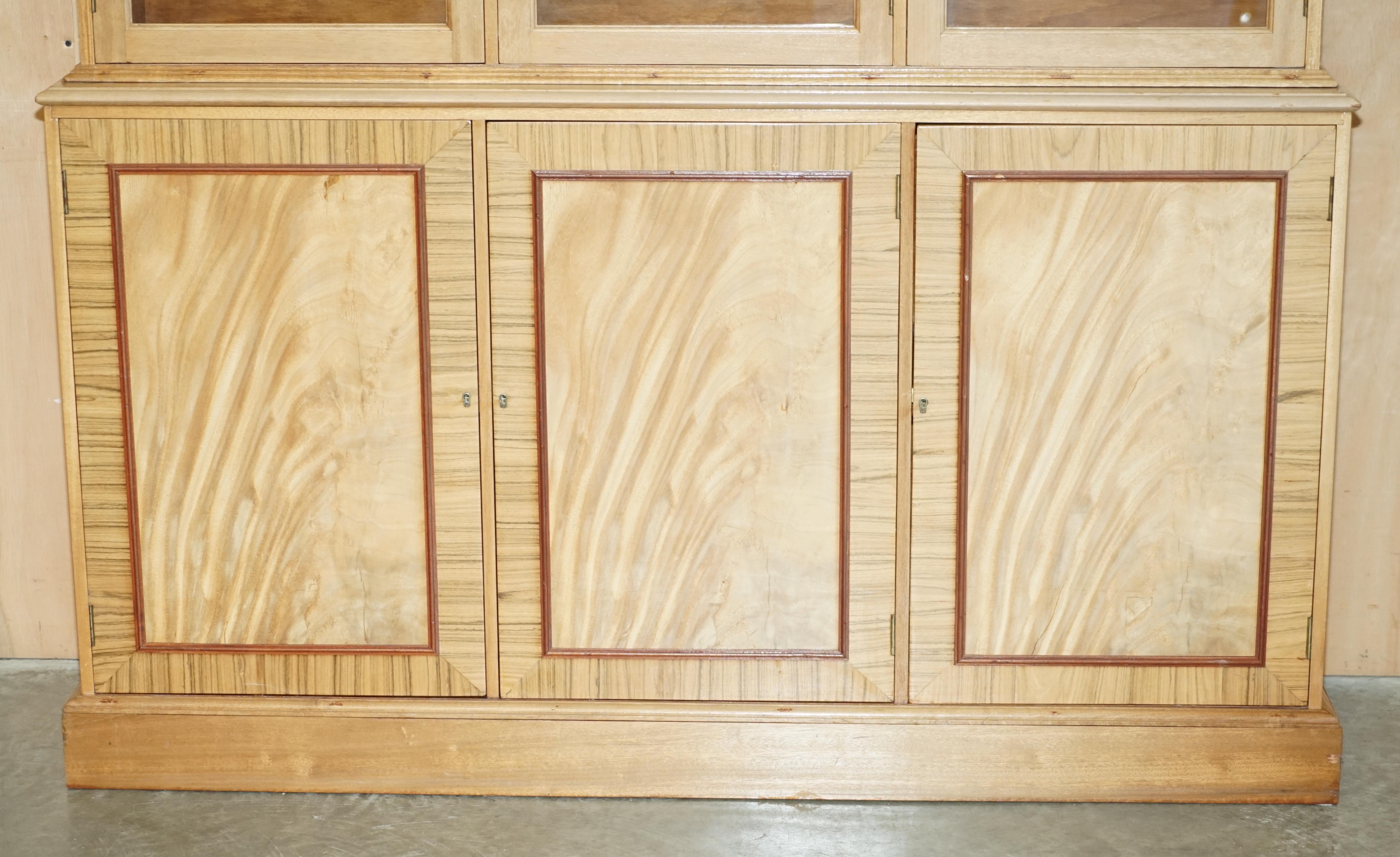 LIBRERIA DAVIND LINLEY STYLE SATiNWOOD in legno di noce e legno duro in vendita 1