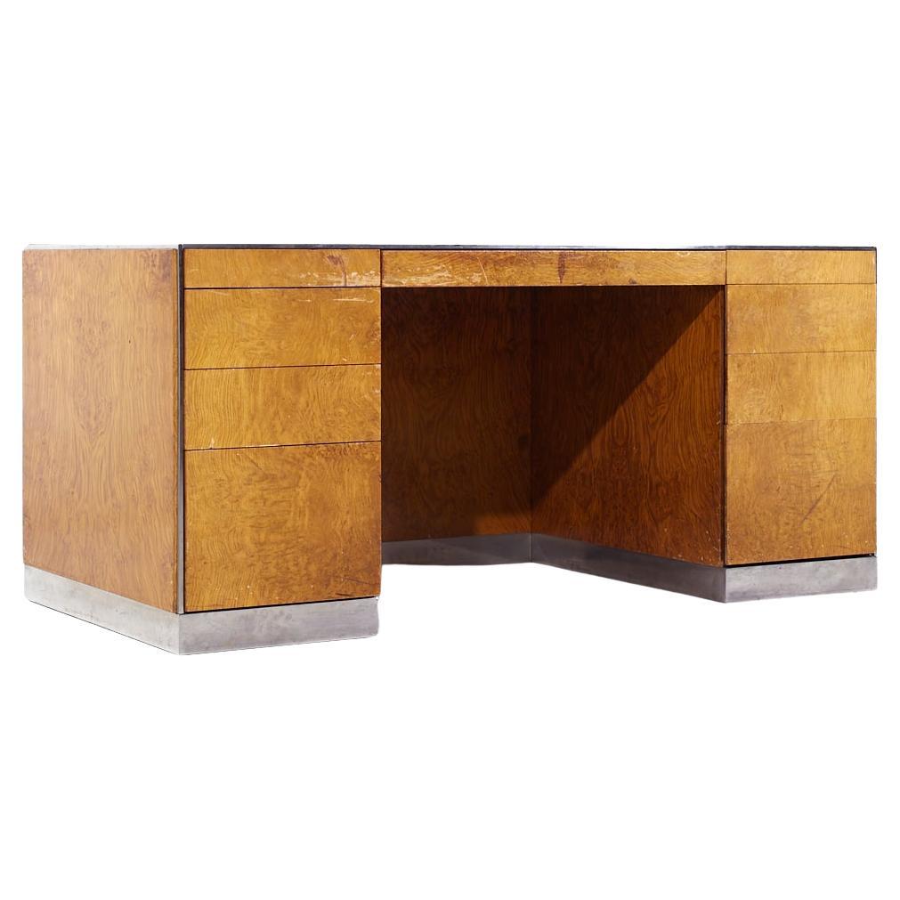 Escritorio ejecutivo Davis Allen Mid Century Burlwood y Cromo en venta