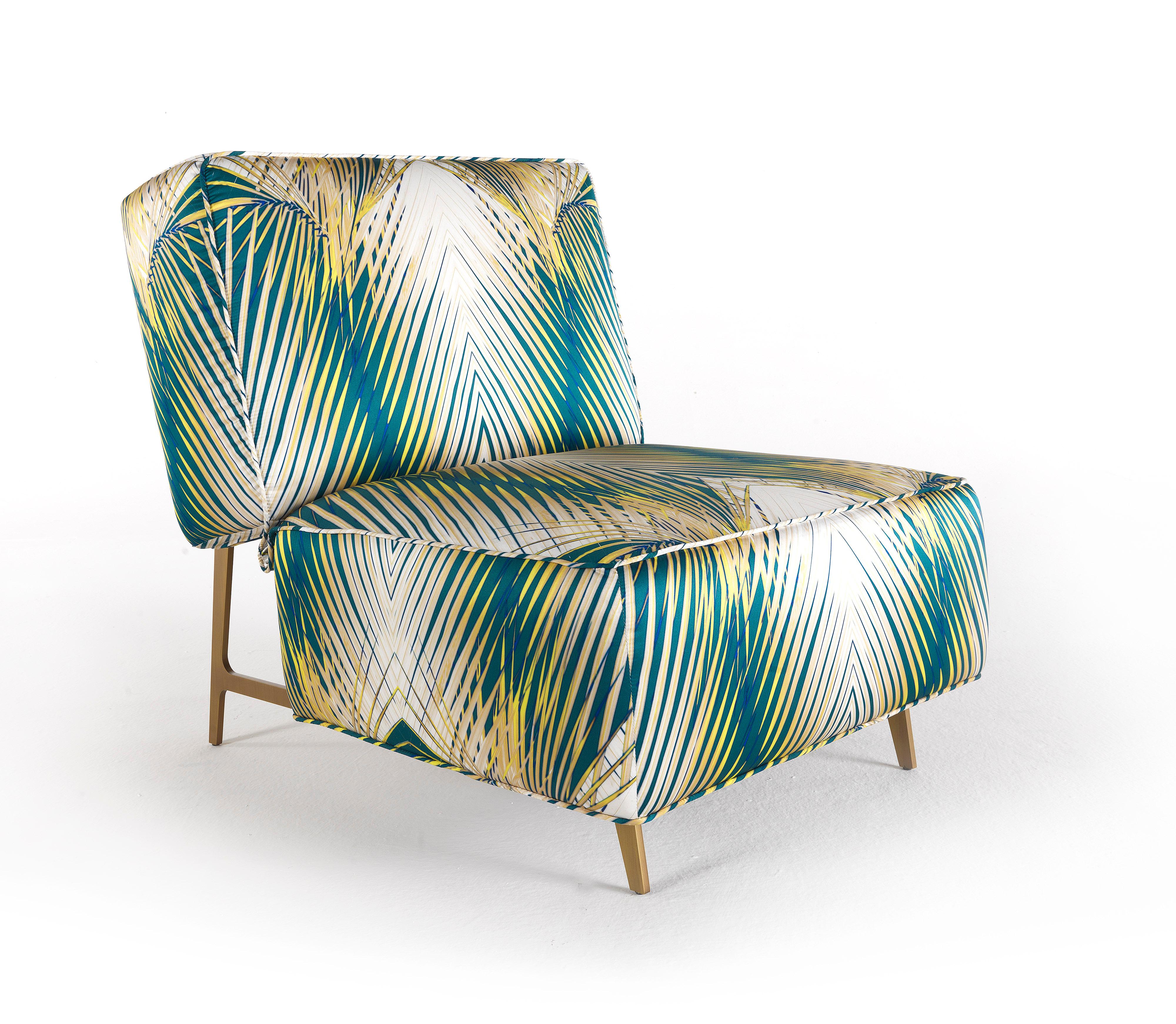 Avec ses lignes gracieuses et ses proportions compactes, le fauteuil Davis crée un espace de conversation intime. Ce fauteuil raffiné est soulevé du sol sur de fins pieds en bronze brossé pour un effet de légèreté générale. 
Fauteuil Davis avec