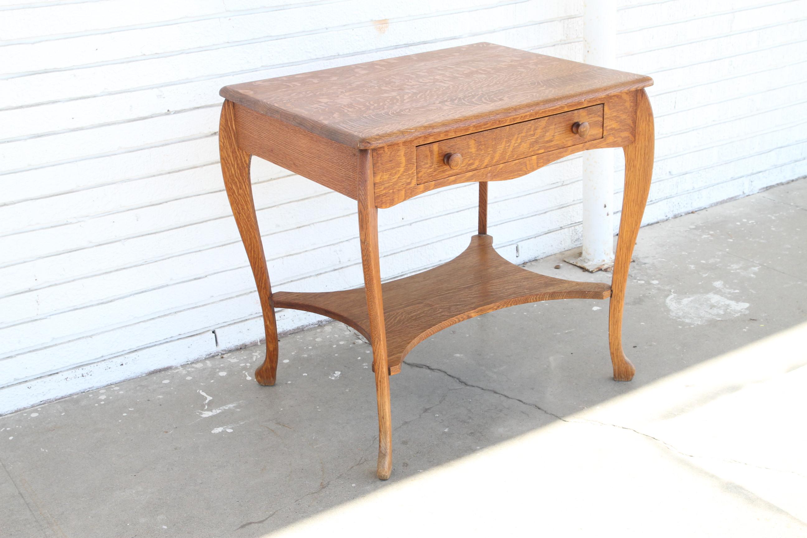 Questo è uno scrittoio vintage in rovere segato a quarto di dollaro della Davis-Birely Table Co. Ha un unico cassetto e un ripiano per riporre gli oggetti. Il legno è splendidamente tigrato sul frontale del cassetto, dando un aspetto di qualità