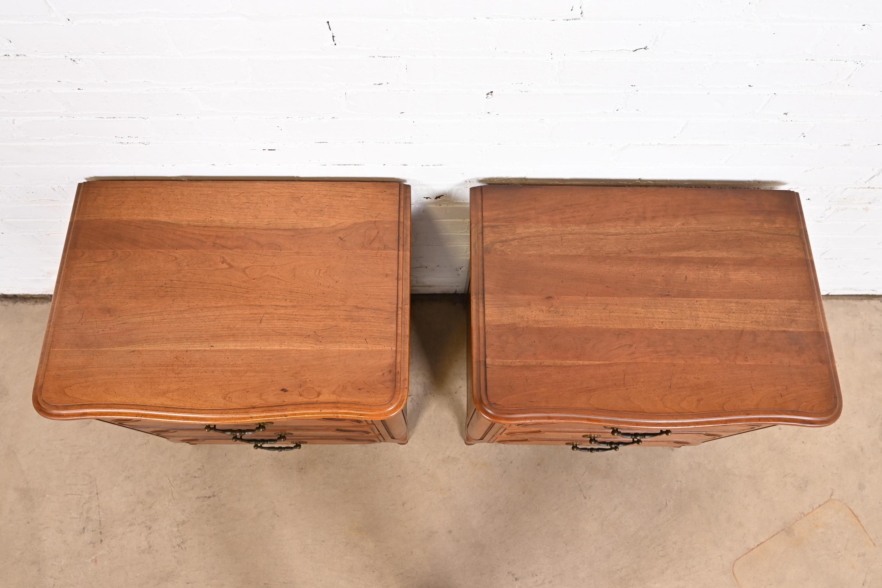 Davis Cabinet Co. French Provincial Louis XV Carved Cherry Wood Bedside Chests For Sale 4