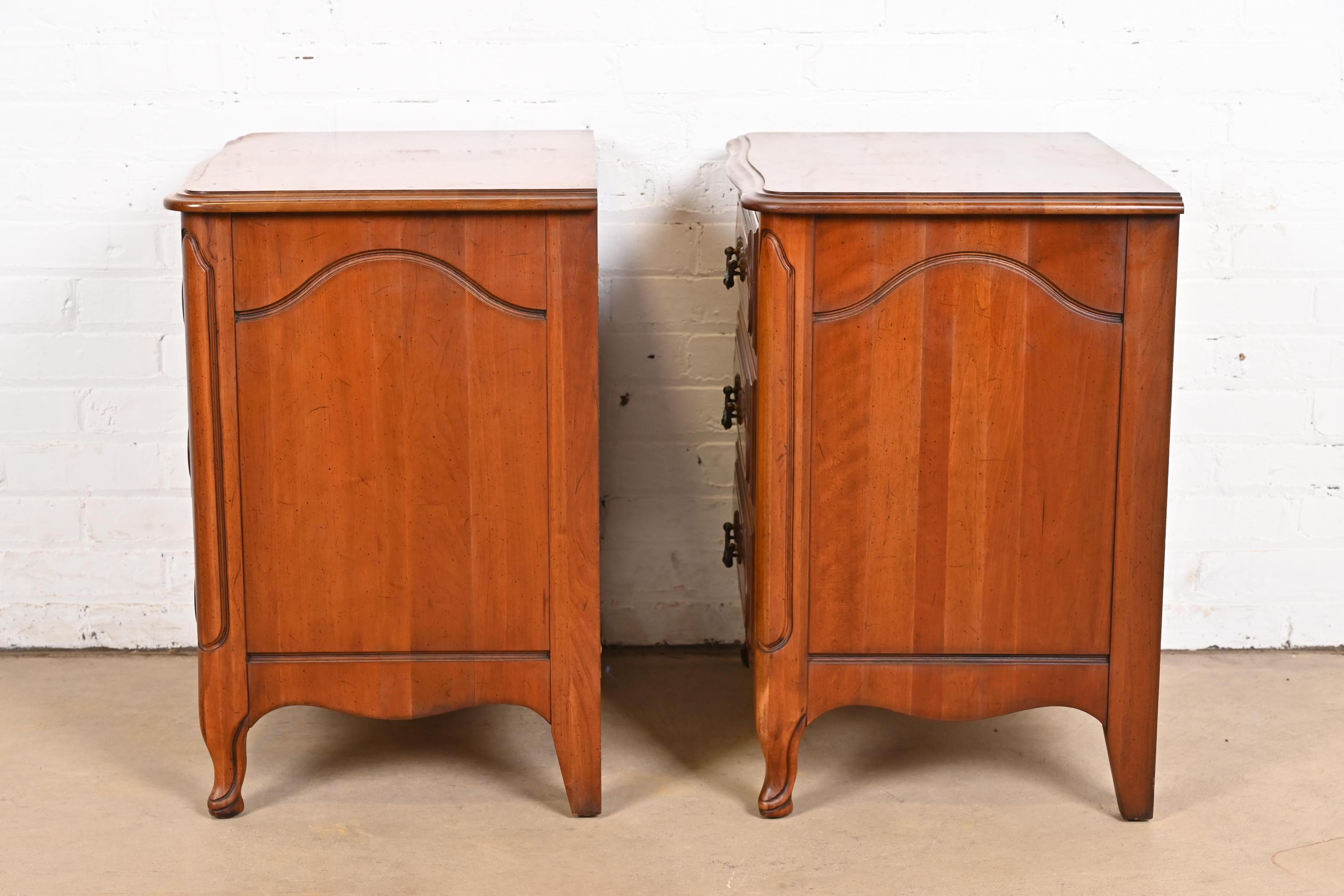 Davis Cabinet Co. French Provincial Louis XV Carved Cherry Wood Bedside Chests For Sale 5