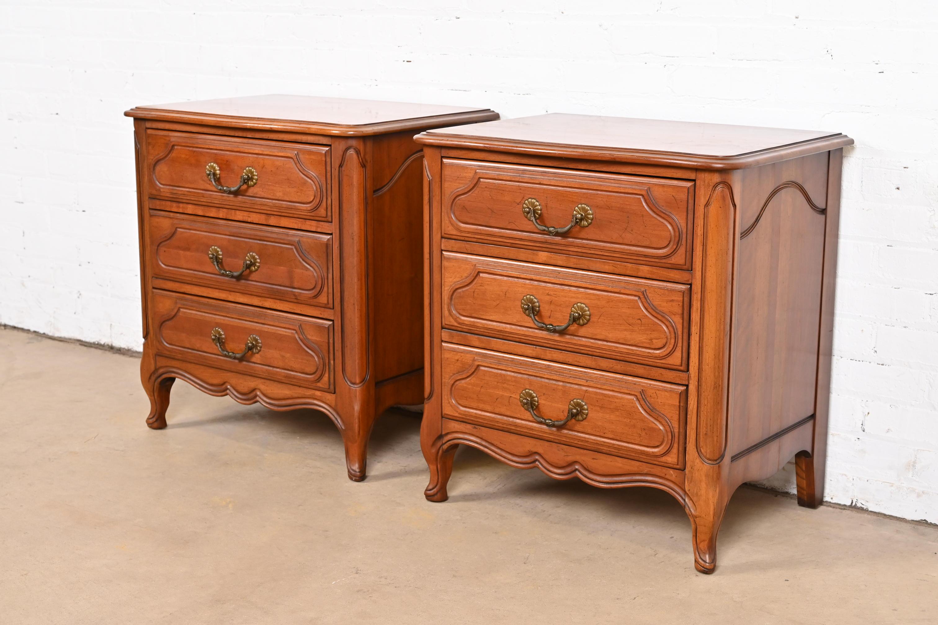 Davis Cabinet Co. French Provincial Louis XV Carved Cherry Wood Bedside Chests In Good Condition For Sale In South Bend, IN