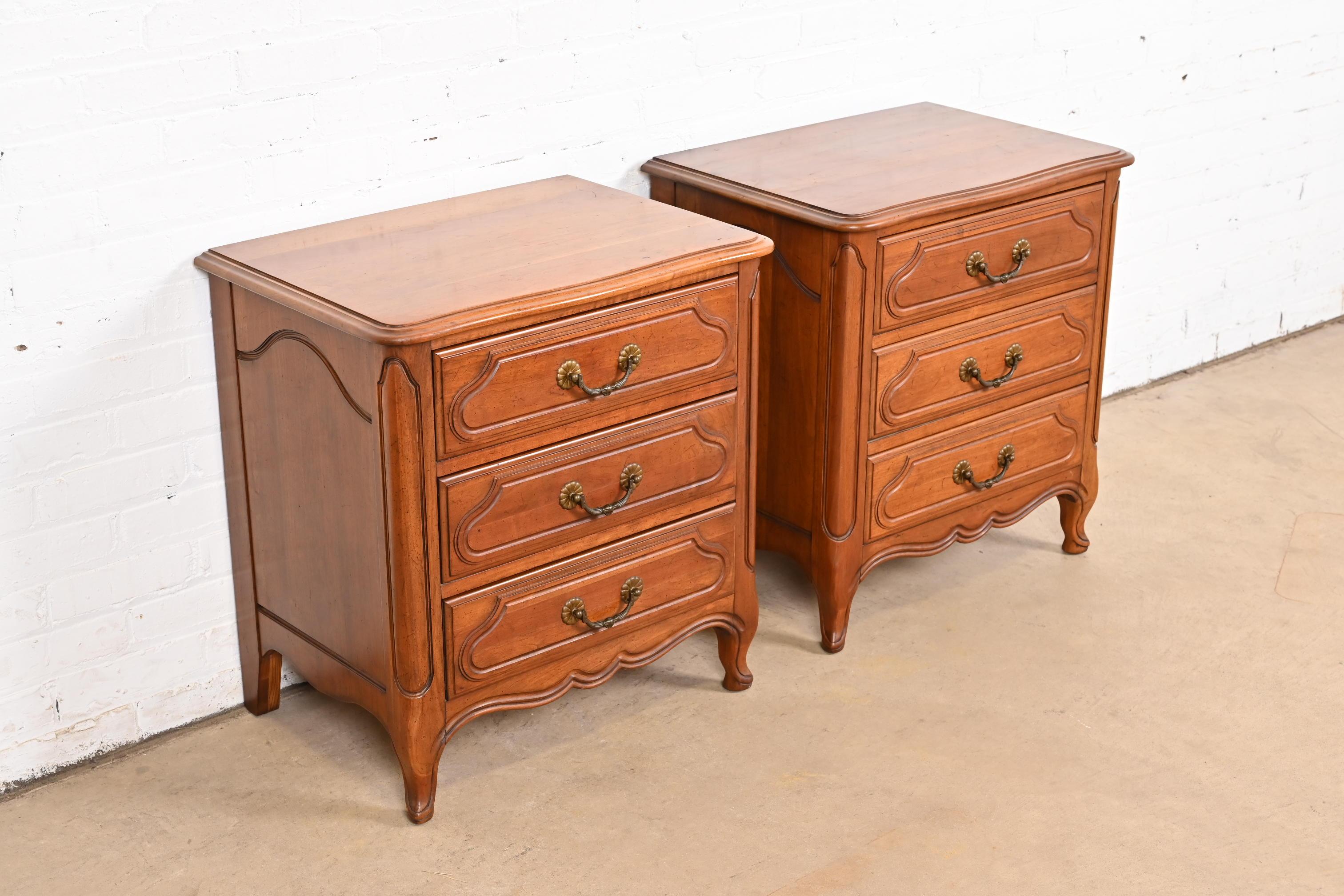 Mid-20th Century Davis Cabinet Co. French Provincial Louis XV Carved Cherry Wood Bedside Chests For Sale