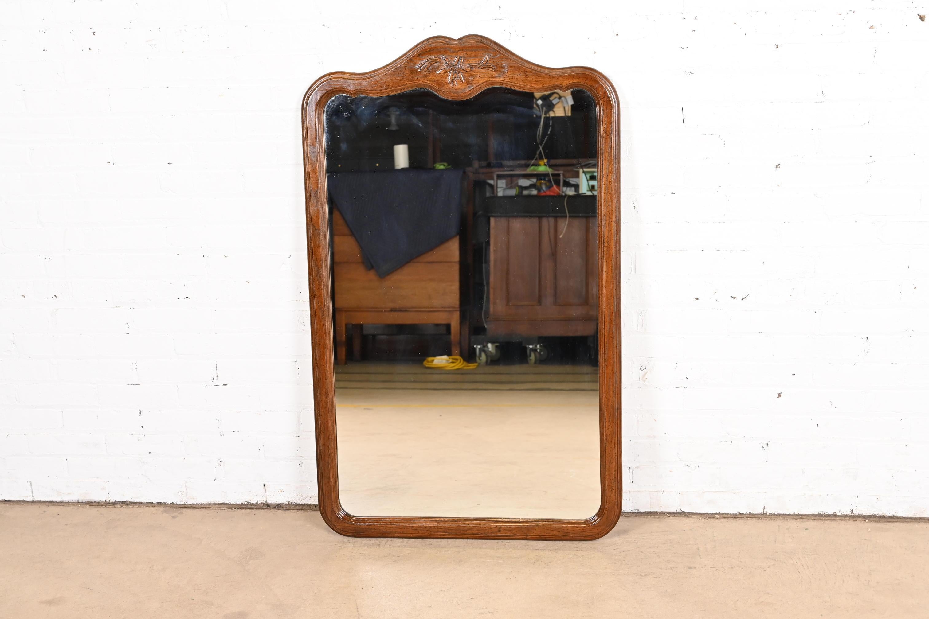 Uno splendido specchio da parete con cornice in quercia intagliata in stile Luigi XV della Provincia francese

Davis Cabinet Company (prodotto da Carolina Mirror Corp.)

USA, circa anni '1960

Misure: 21,5