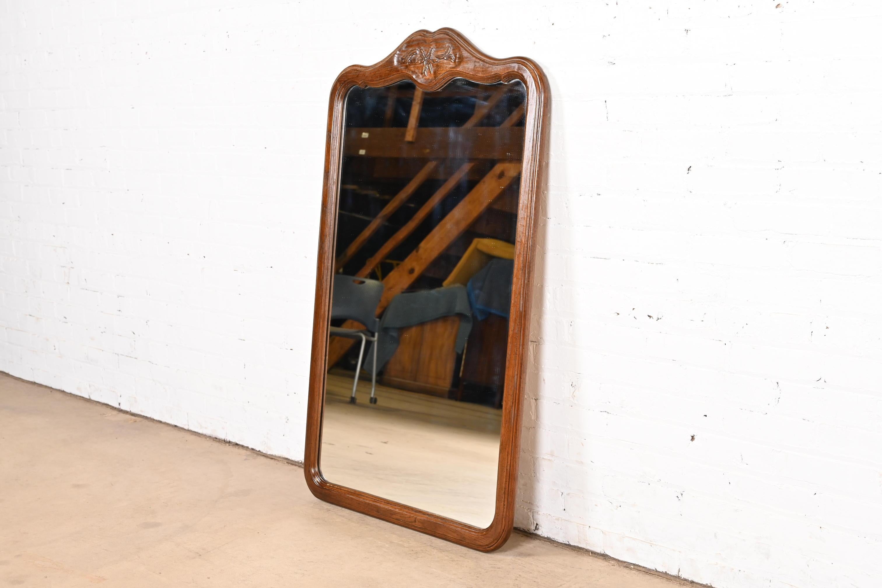 Stile provenzale Davis Cabinet Co. Specchio da parete in quercia intagliata della provincia francese Luigi XV, CIRCA 1960 in vendita