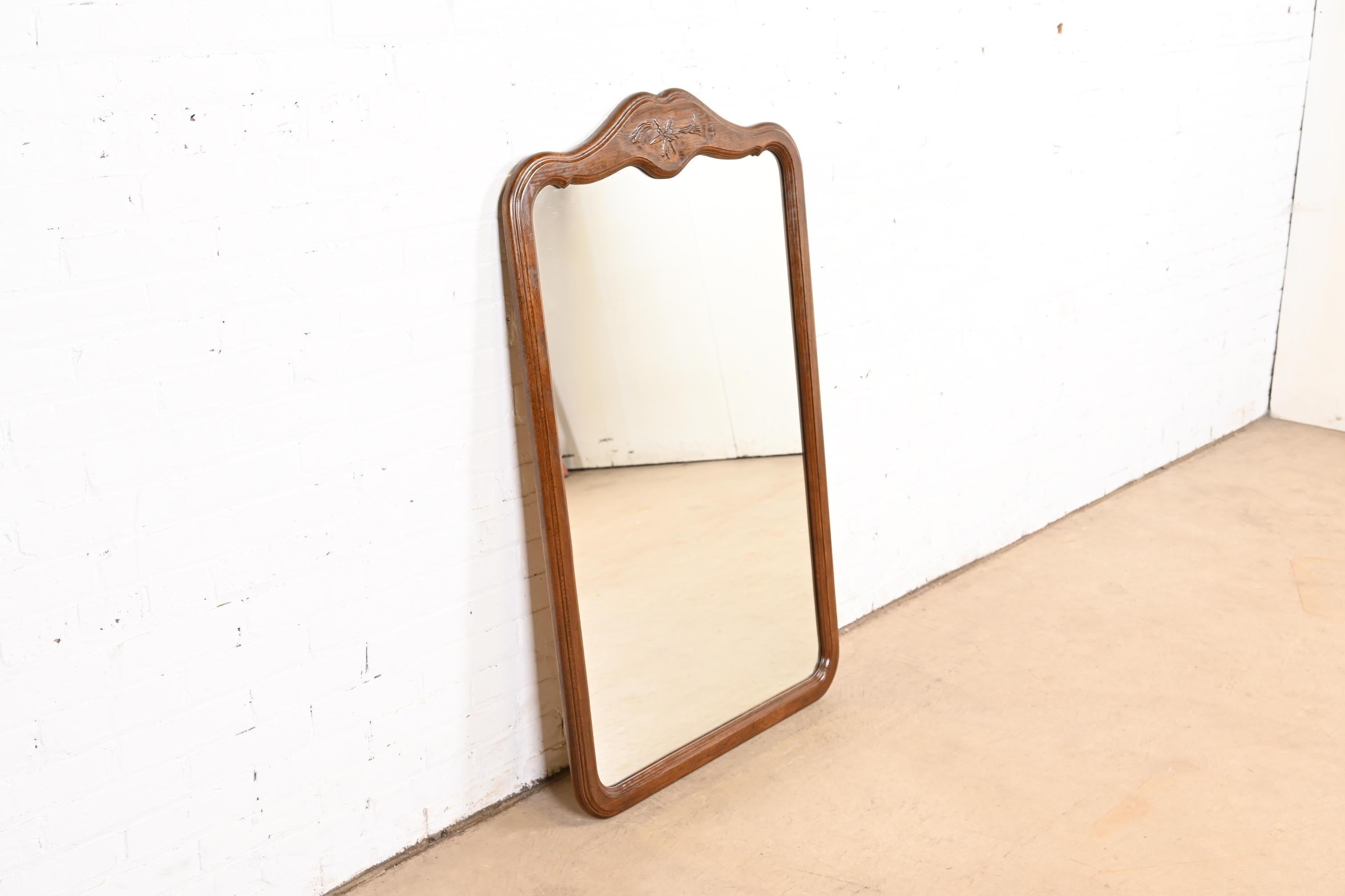 Americano Davis Cabinet Co. Specchio da parete in quercia intagliata della provincia francese Luigi XV, CIRCA 1960 in vendita