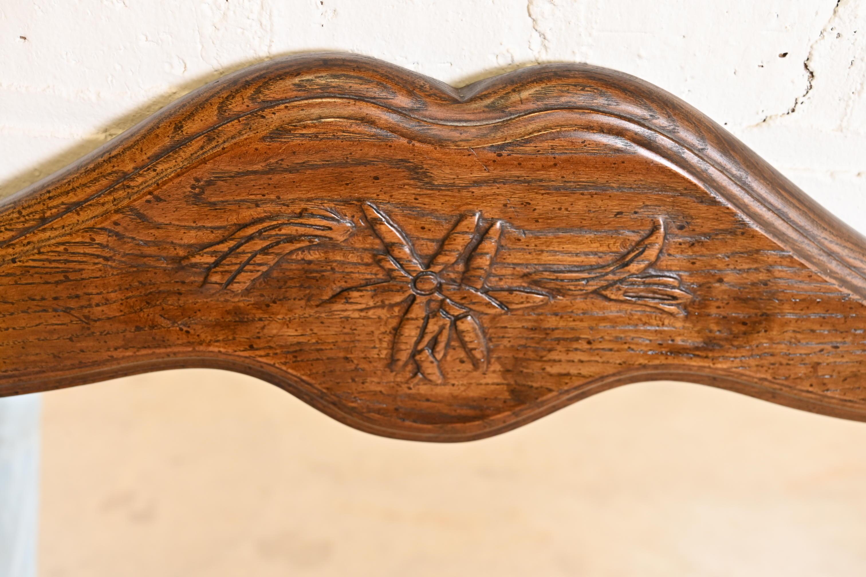 Davis Cabinet Co. Specchio da parete in quercia intagliata della provincia francese Luigi XV, CIRCA 1960 In condizioni buone in vendita a South Bend, IN