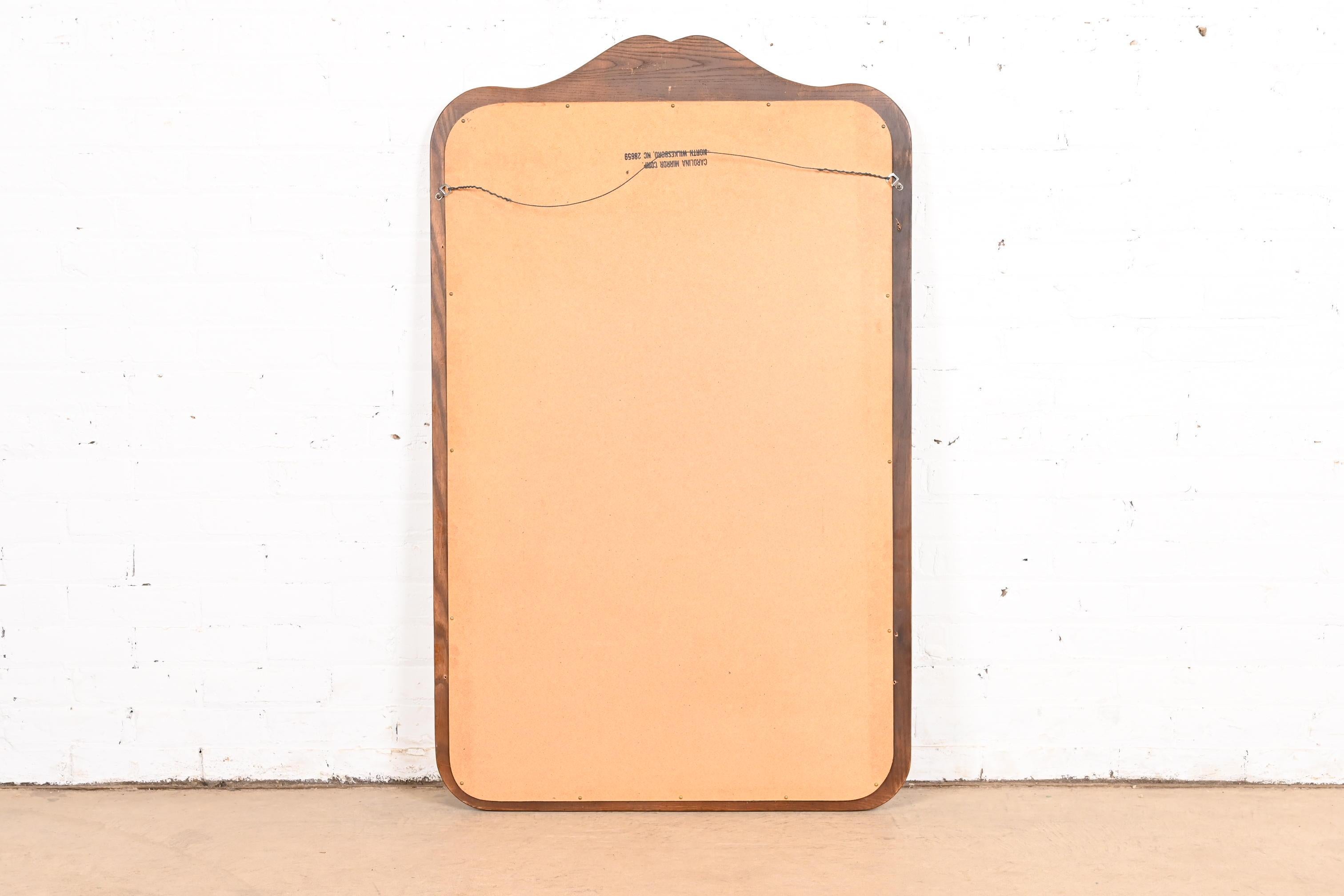 Davis Cabinet Co. Specchio da parete in quercia intagliata della provincia francese Luigi XV, CIRCA 1960 in vendita 2