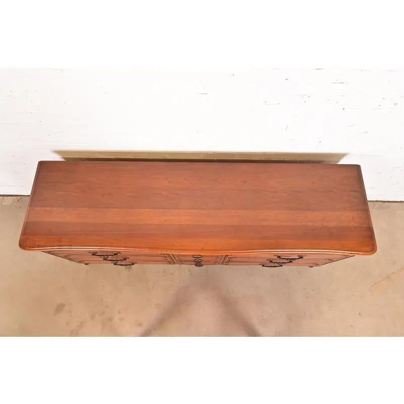 Davis Cabinet Co. Commode triple en cerisier massif Louis XV de style provincial français en vente 5