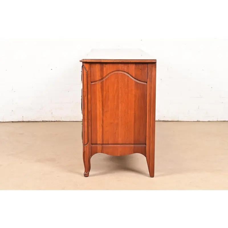 Davis Cabinet Co. Commode triple en cerisier massif Louis XV de style provincial français en vente 6