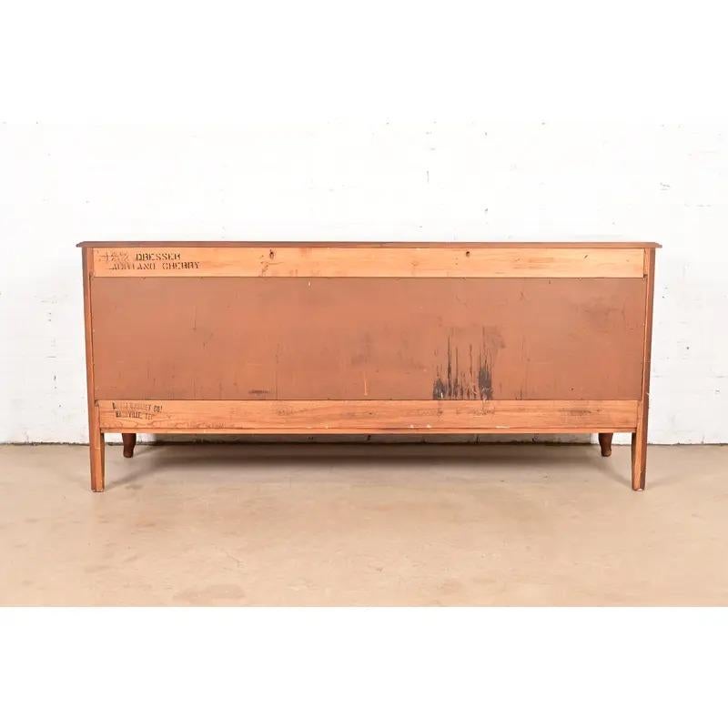 Davis Cabinet Co. Commode triple en cerisier massif Louis XV de style provincial français en vente 7