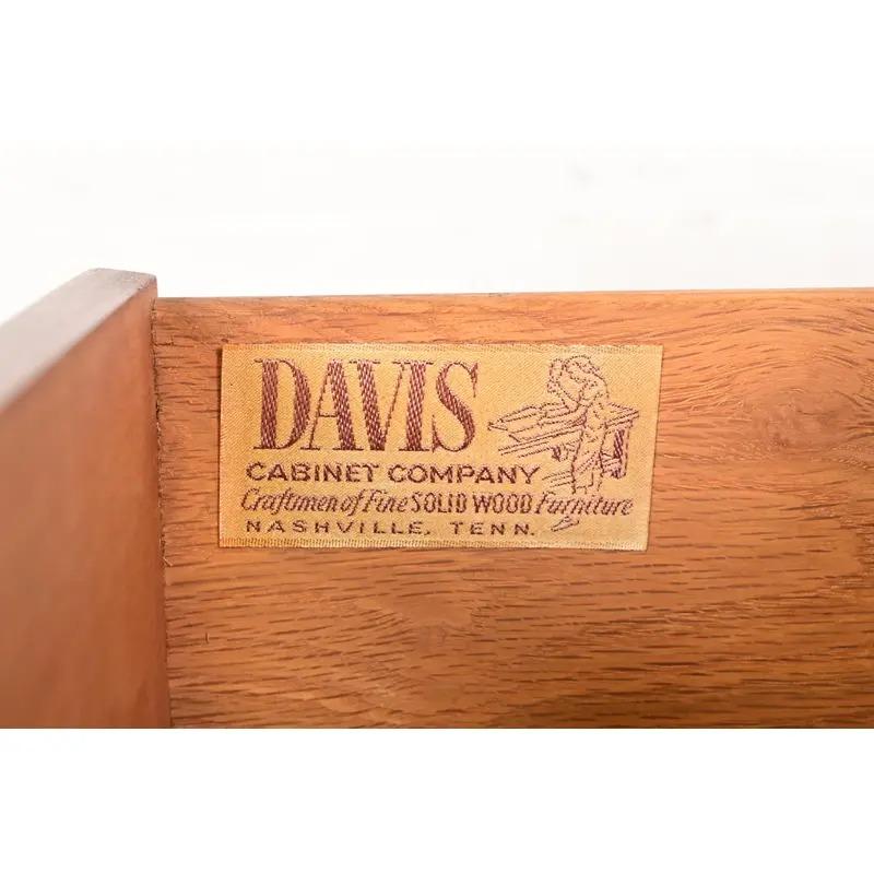 Davis Cabinet Co. Commode triple en cerisier massif Louis XV de style provincial français en vente 3