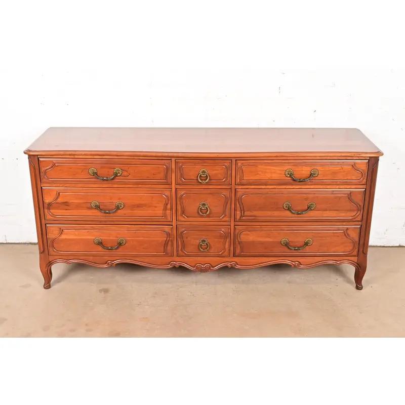Américain Davis Cabinet Co. Commode triple en cerisier massif Louis XV de style provincial français en vente
