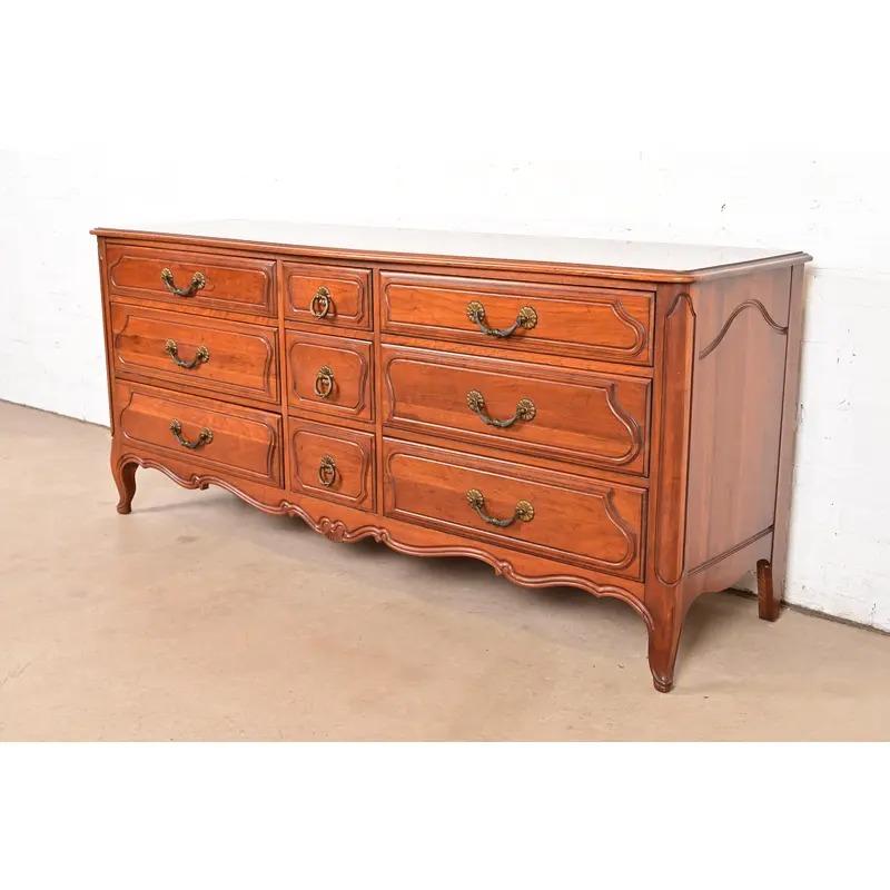 Davis Cabinet Co. Commode triple en cerisier massif Louis XV de style provincial français Bon état - En vente à South Bend, IN